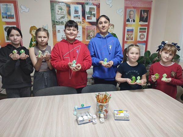 В приюте Камские зори прошёл мастер-класс по росписи фигурок из гипса