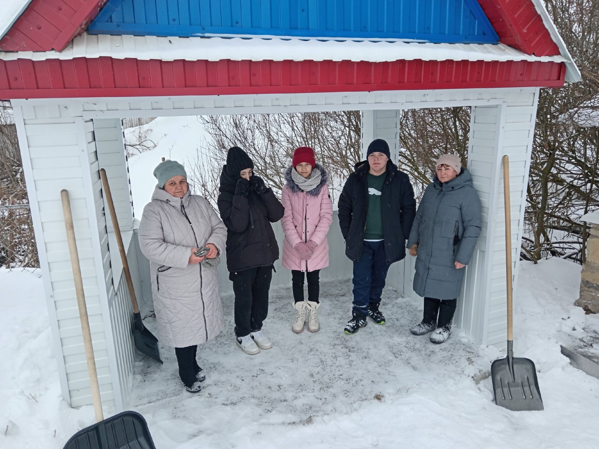 Подготовка к Крещению: очистка снега возле родника «Ак Чишмэ» в деревне Брюшли