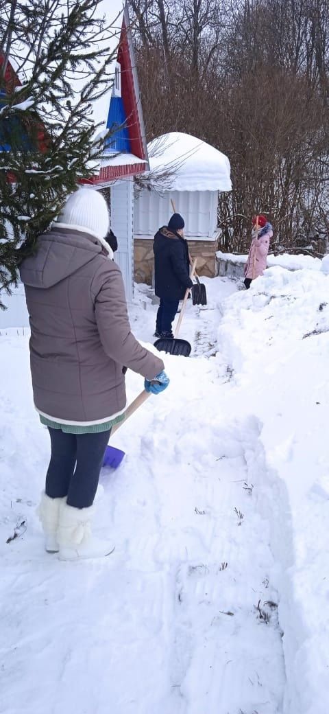 Подготовка к Крещению: очистка снега возле родника «Ак Чишмэ» в деревне Брюшли