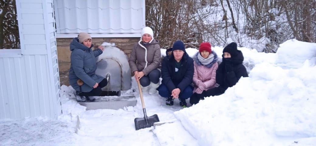 Подготовка к Крещению: очистка снега возле родника «Ак Чишмэ» в деревне Брюшли