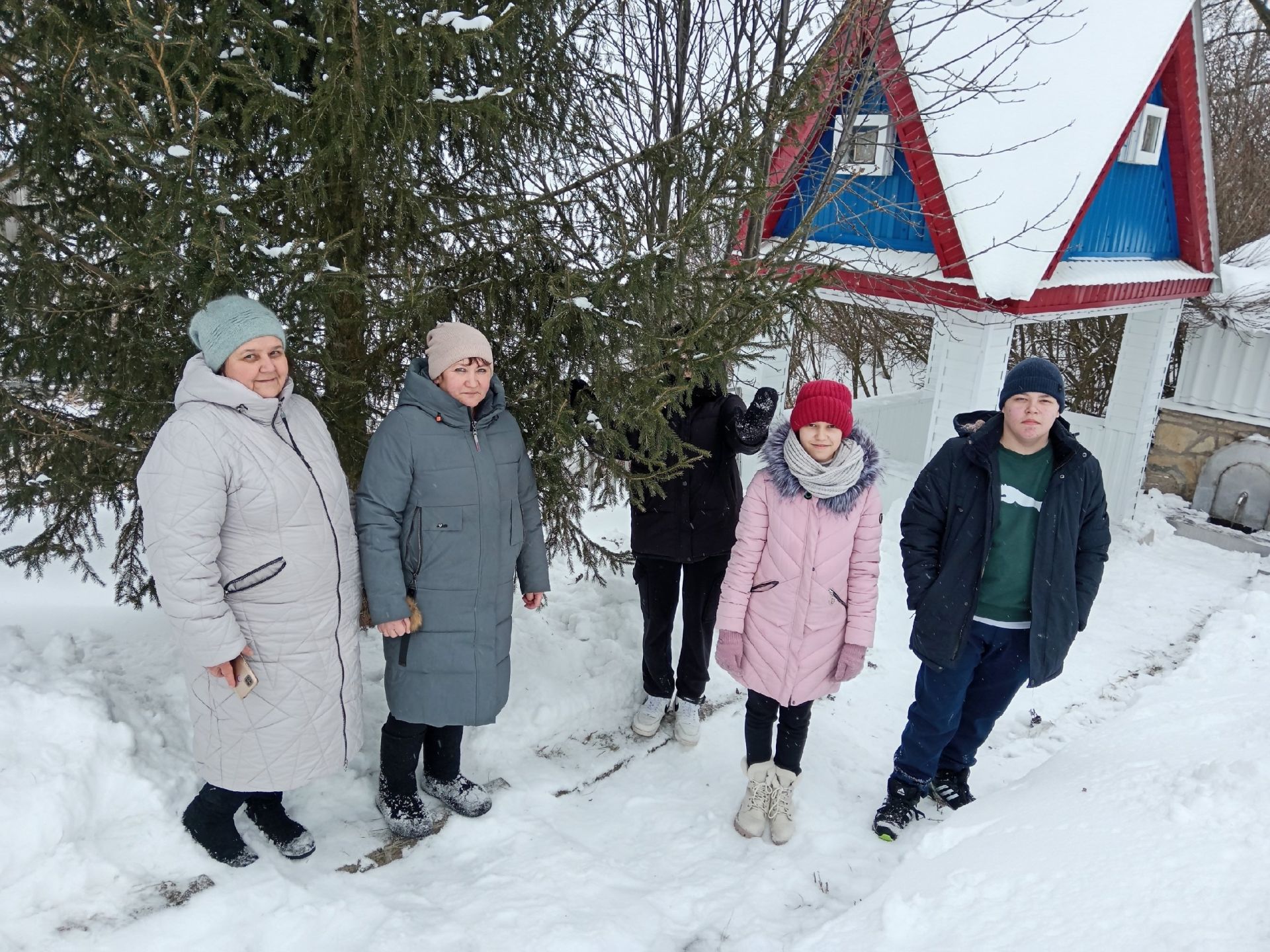 Подготовка к Крещению: очистка снега возле родника «Ак Чишмэ» в деревне Брюшли