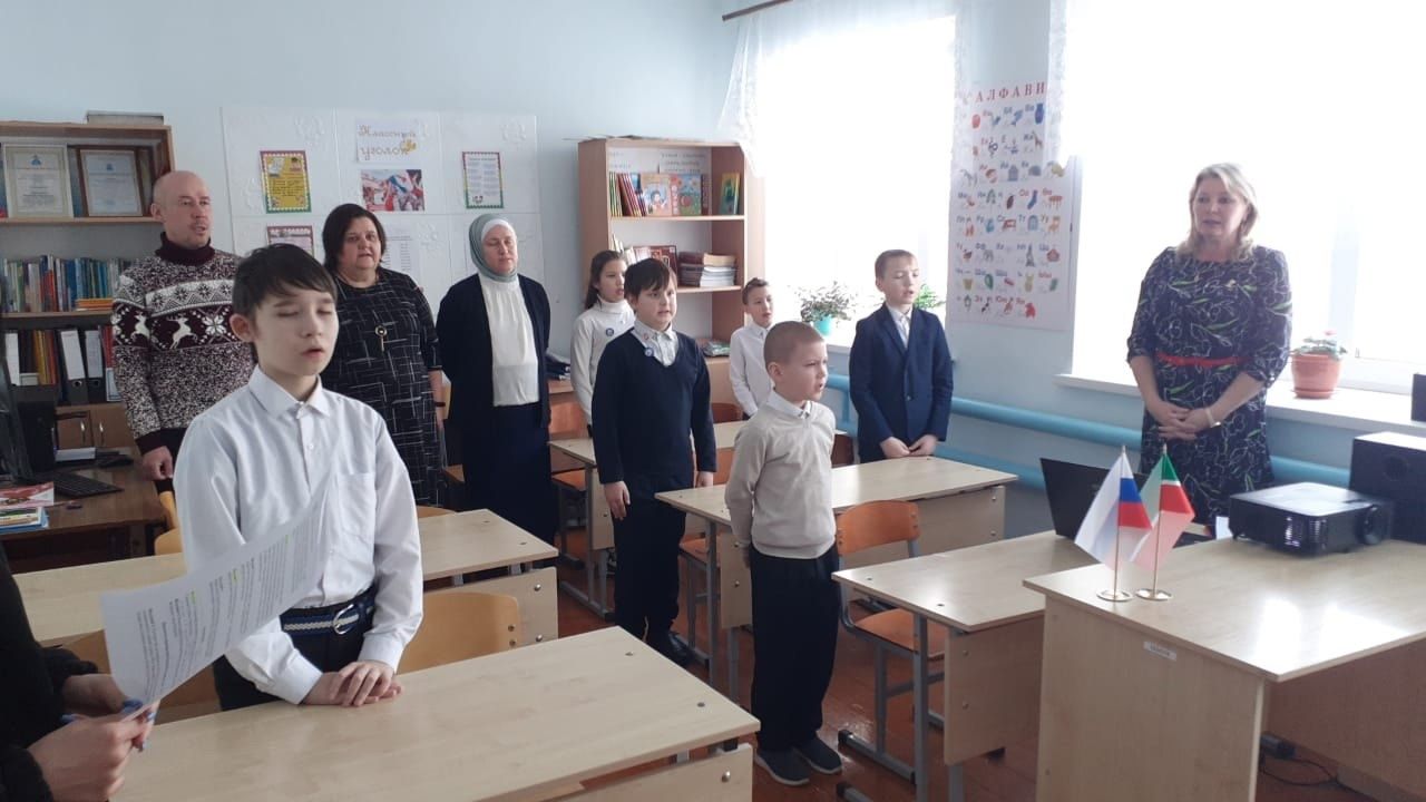 В Брюшлинской школе торжественно открыли Год защитника Отечества