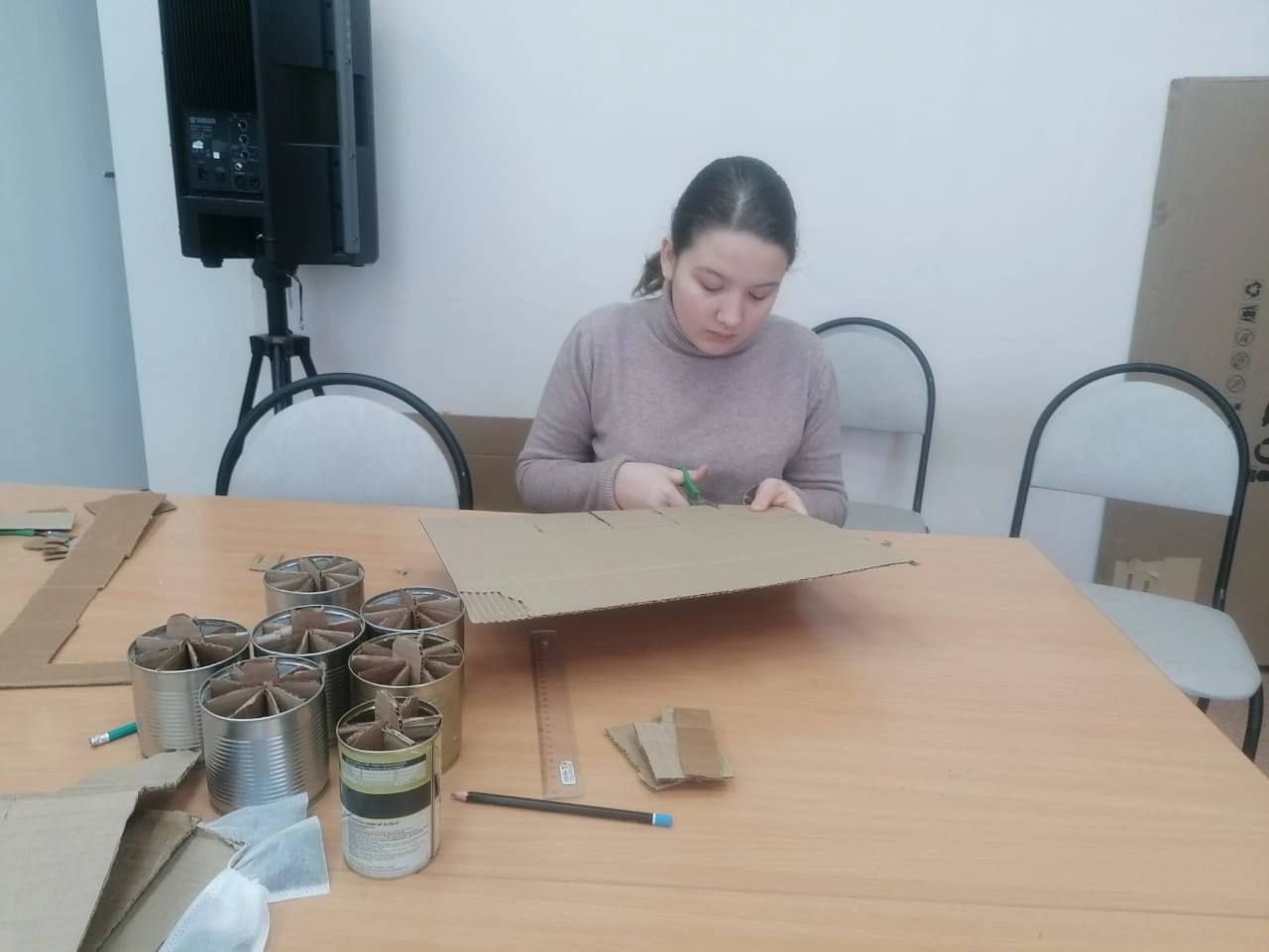 Активисты Движения Первых Менделеевска делают окопные свечи для бойцов СВО