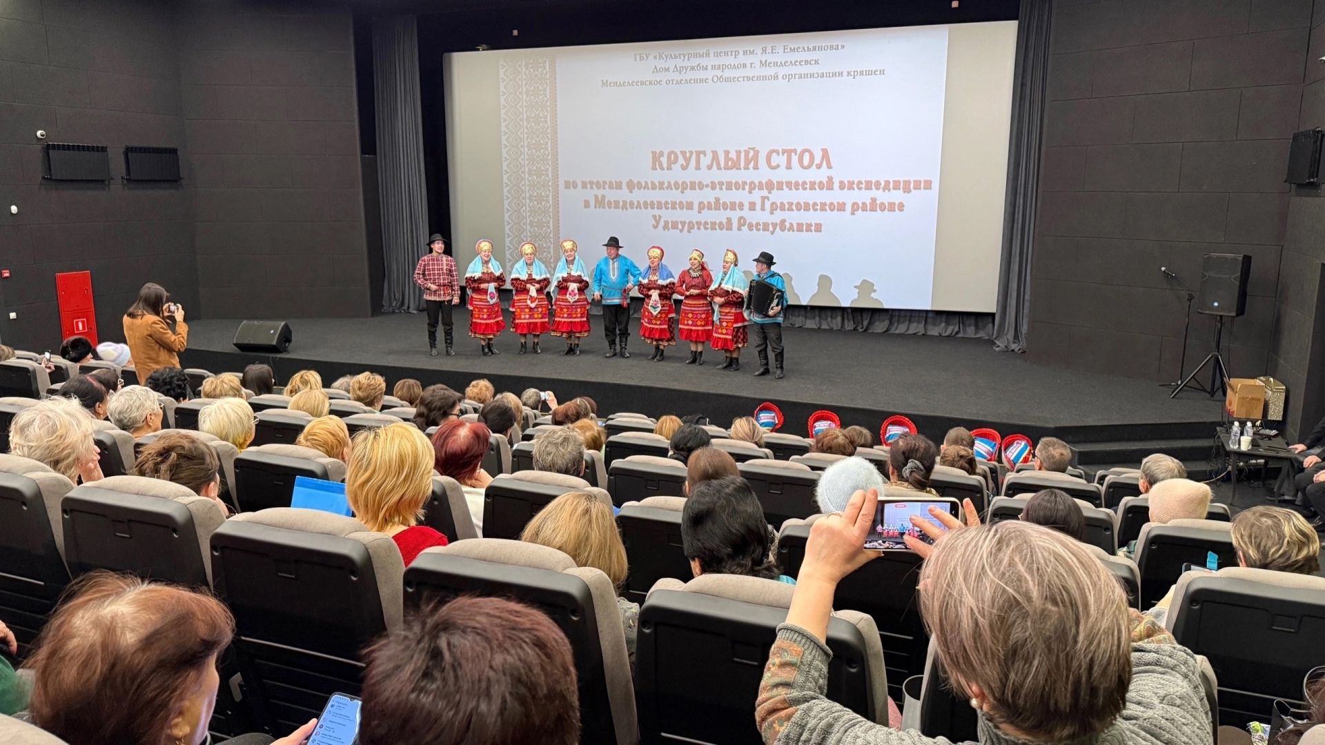 Сегодня в кинотеатре «Юность» состоялась премьера фильма «Муйтумар — серебряный путь»