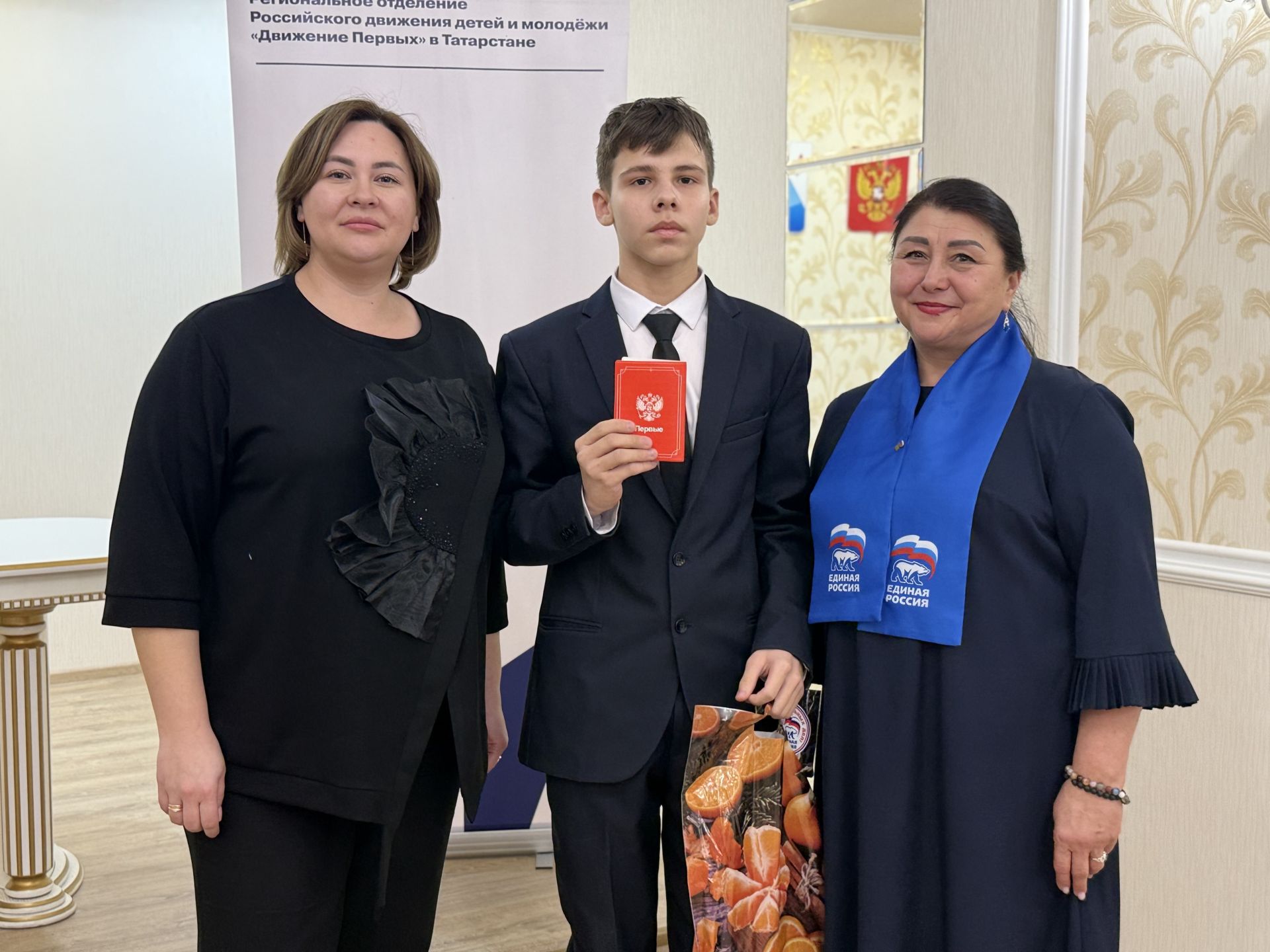 Девятнадцать школьников из Менделеевска получили свои первые паспорта в торжественной обстановке