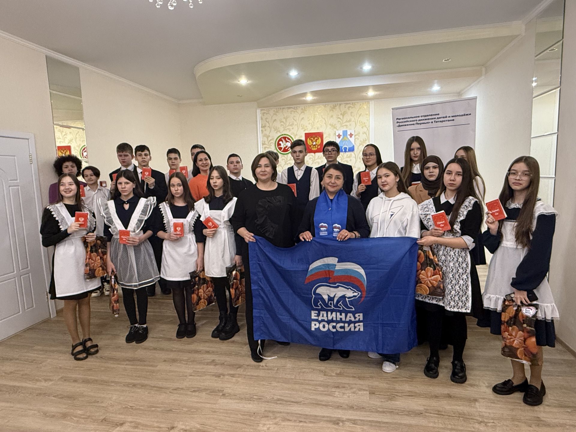 Девятнадцать школьников из Менделеевска получили свои первые паспорта в торжественной обстановке