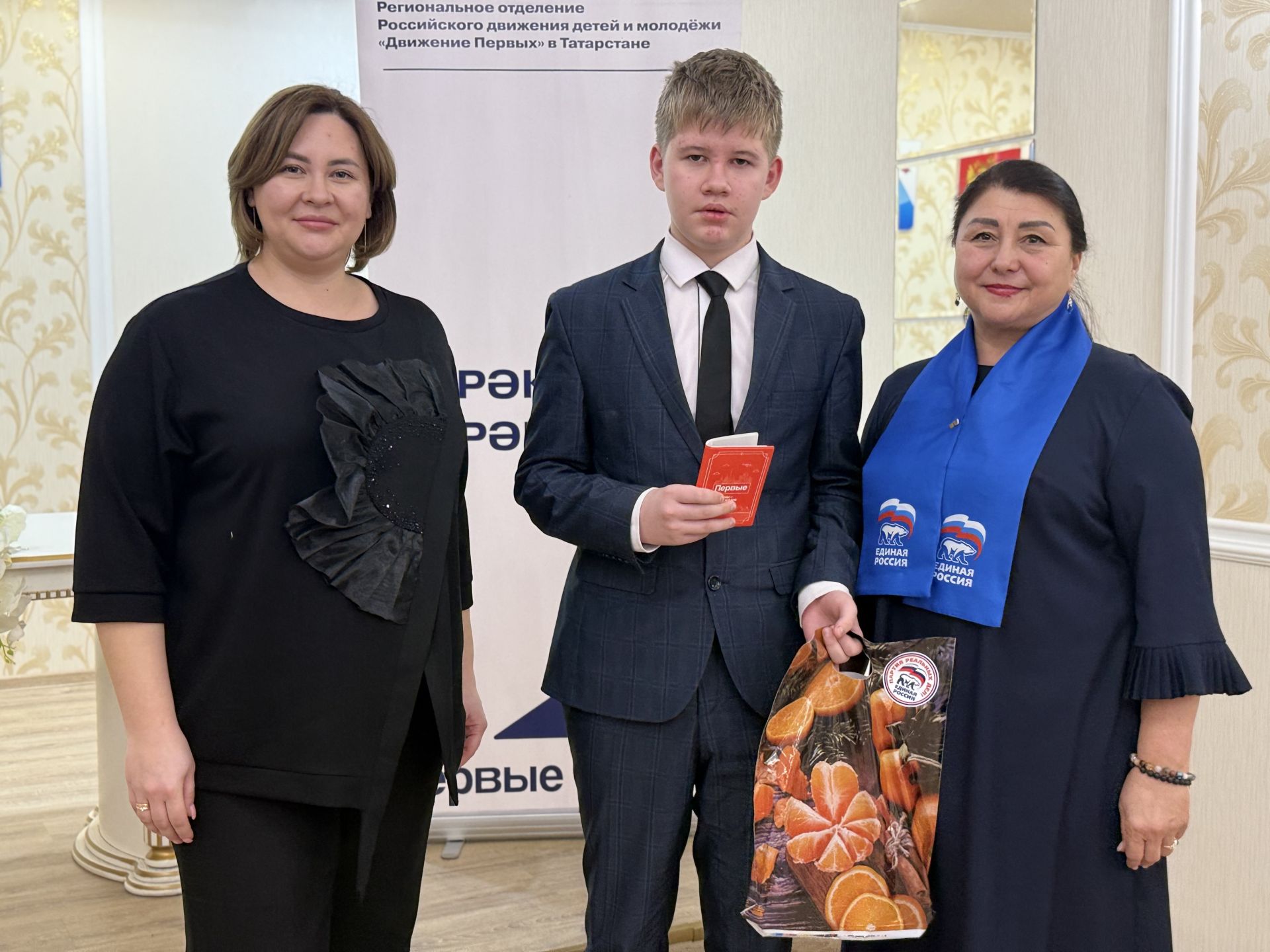 Девятнадцать школьников из Менделеевска получили свои первые паспорта в торжественной обстановке