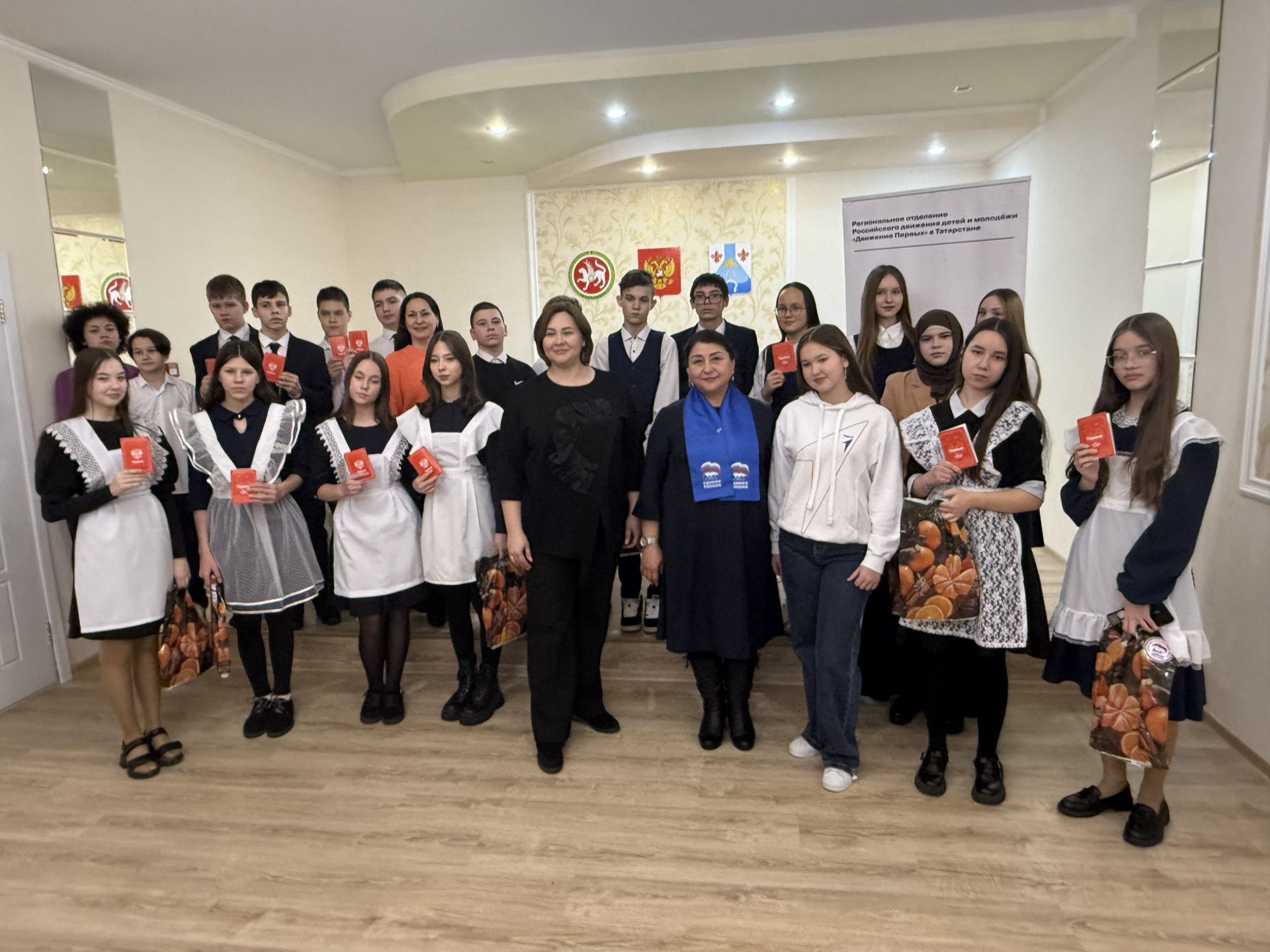 Девятнадцать школьников из Менделеевска получили свои первые паспорта в торжественной обстановке