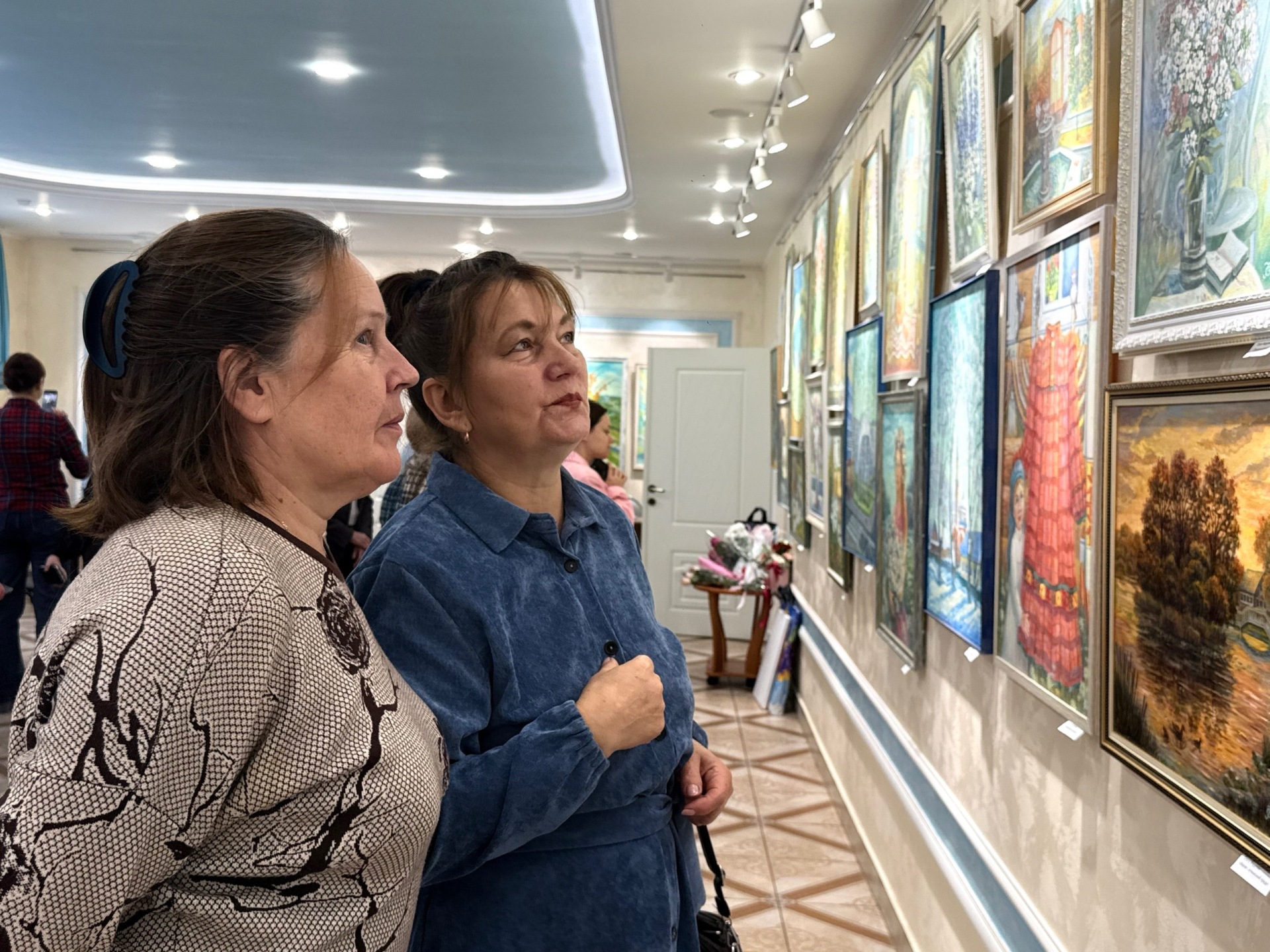 В Менделеевске проложили «Тропинку к сердцу»: открылась художественная выставка Ольги Фадеевой