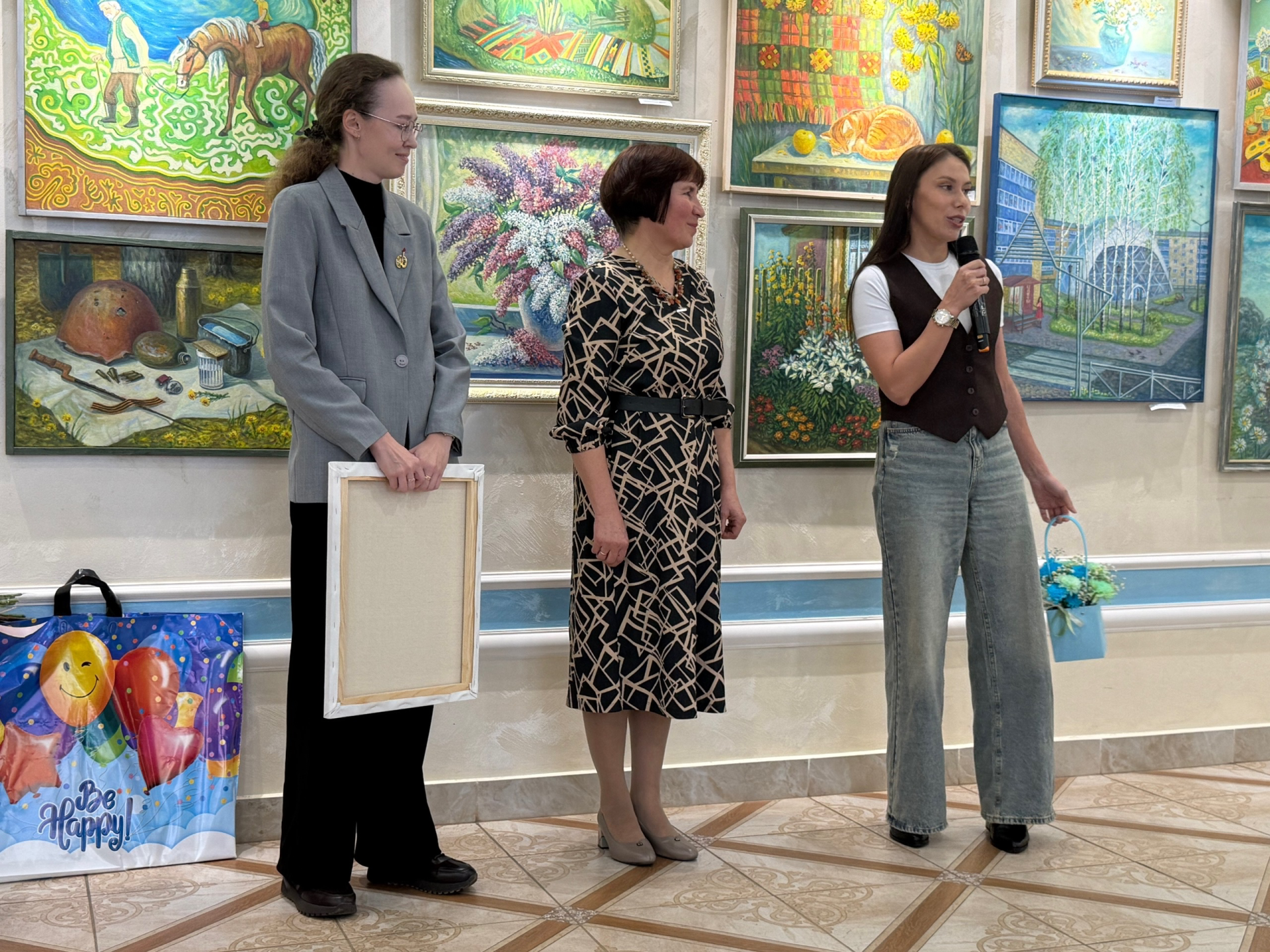 В Менделеевске проложили «Тропинку к сердцу»: открылась художественная выставка Ольги Фадеевой