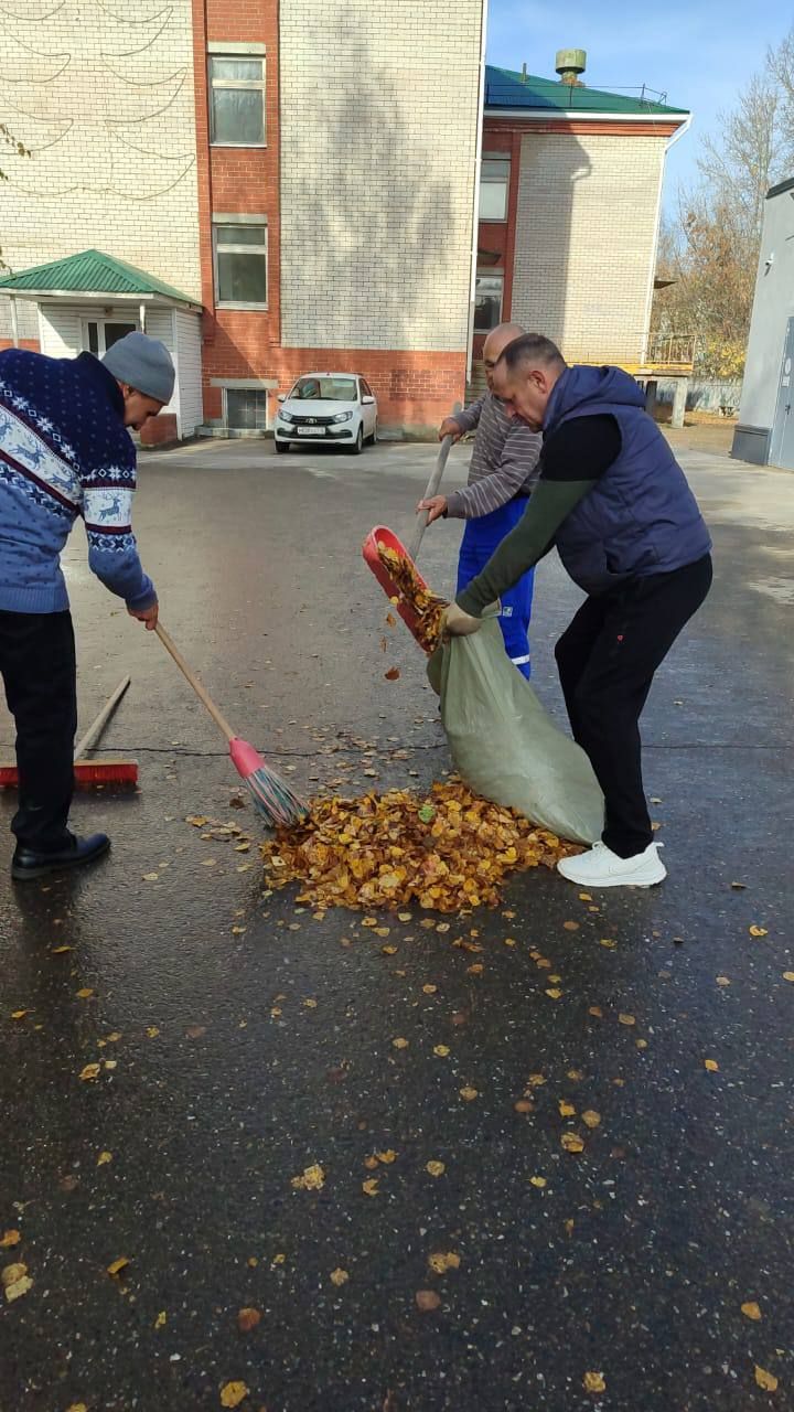 Медработники Менделеевска участвуют в городском субботнике