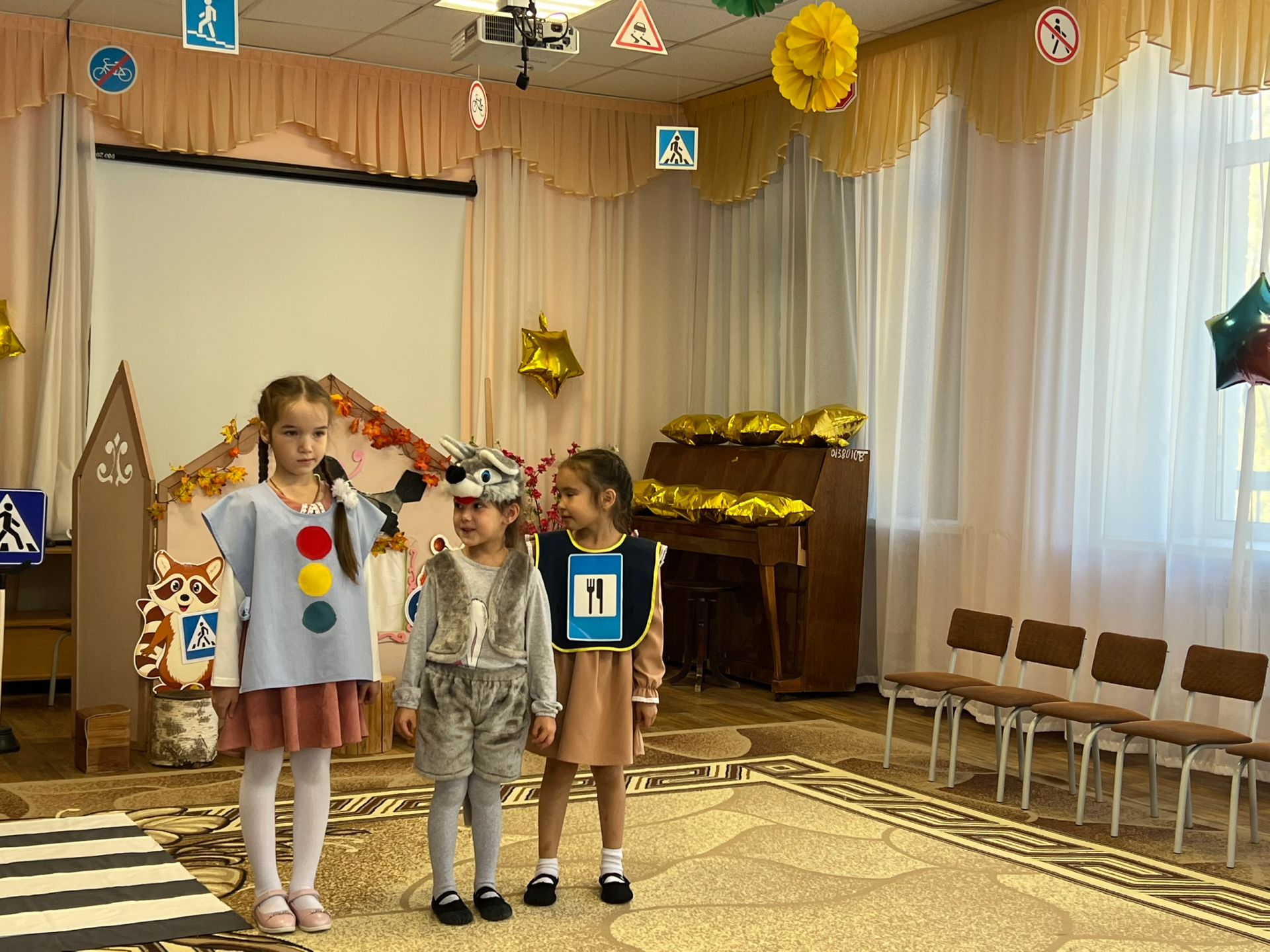 Волшебный урок ПДД: дети показали спектакль «Теремок на лад дорожных правил»