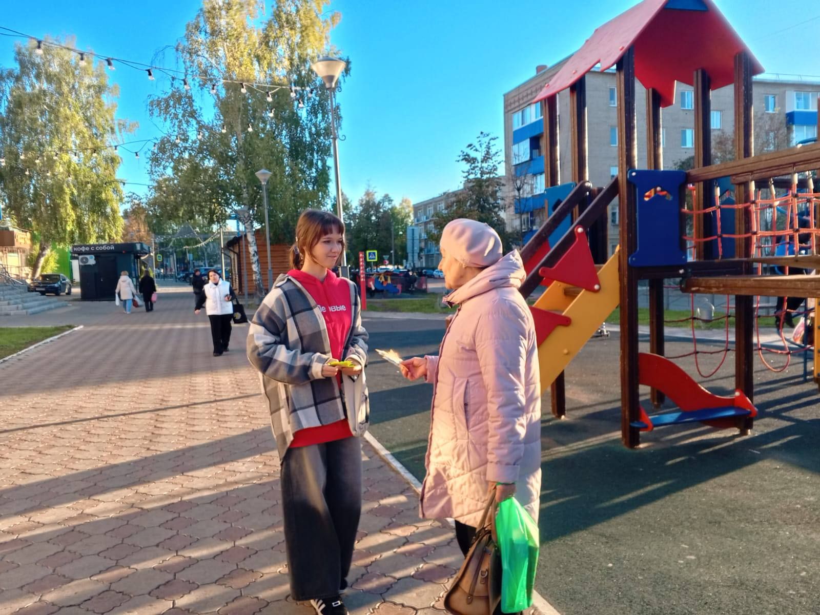 В Менделеевске провели акцию «Поздравь людей старшего поколения!»