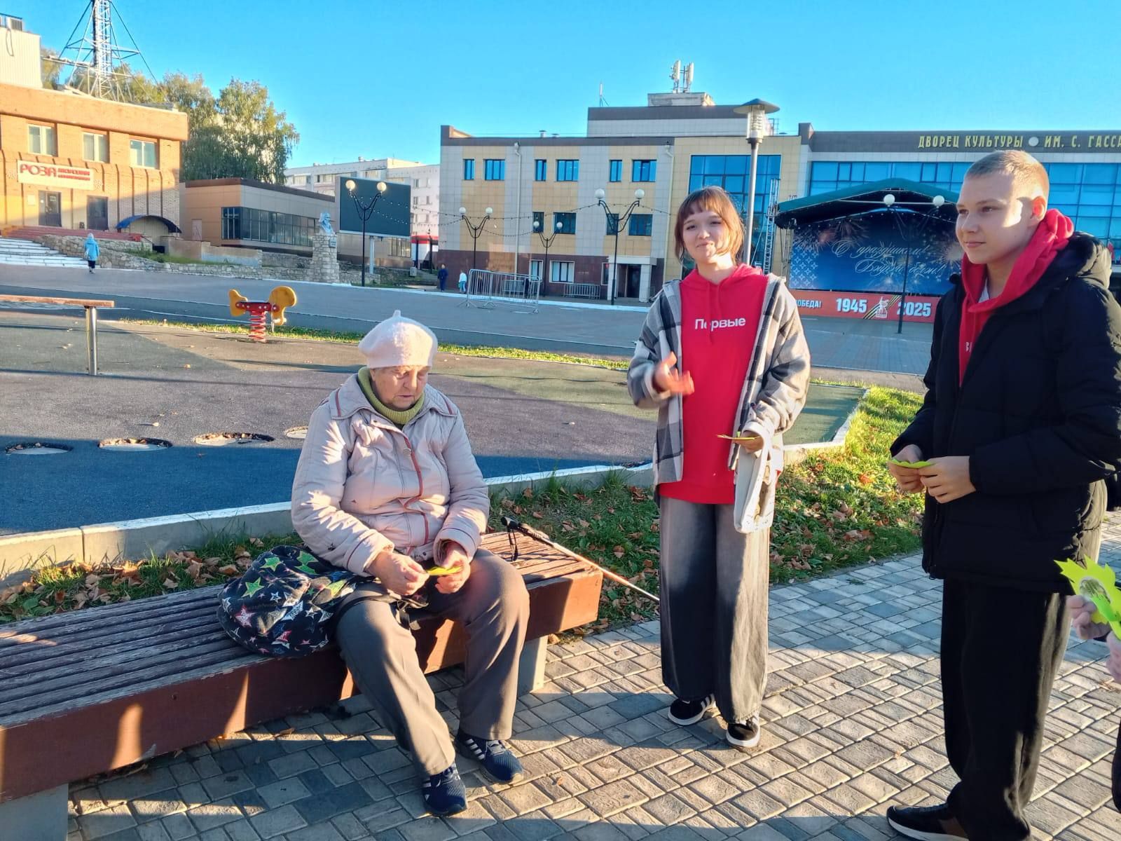 В Менделеевске провели акцию «Поздравь людей старшего поколения!»