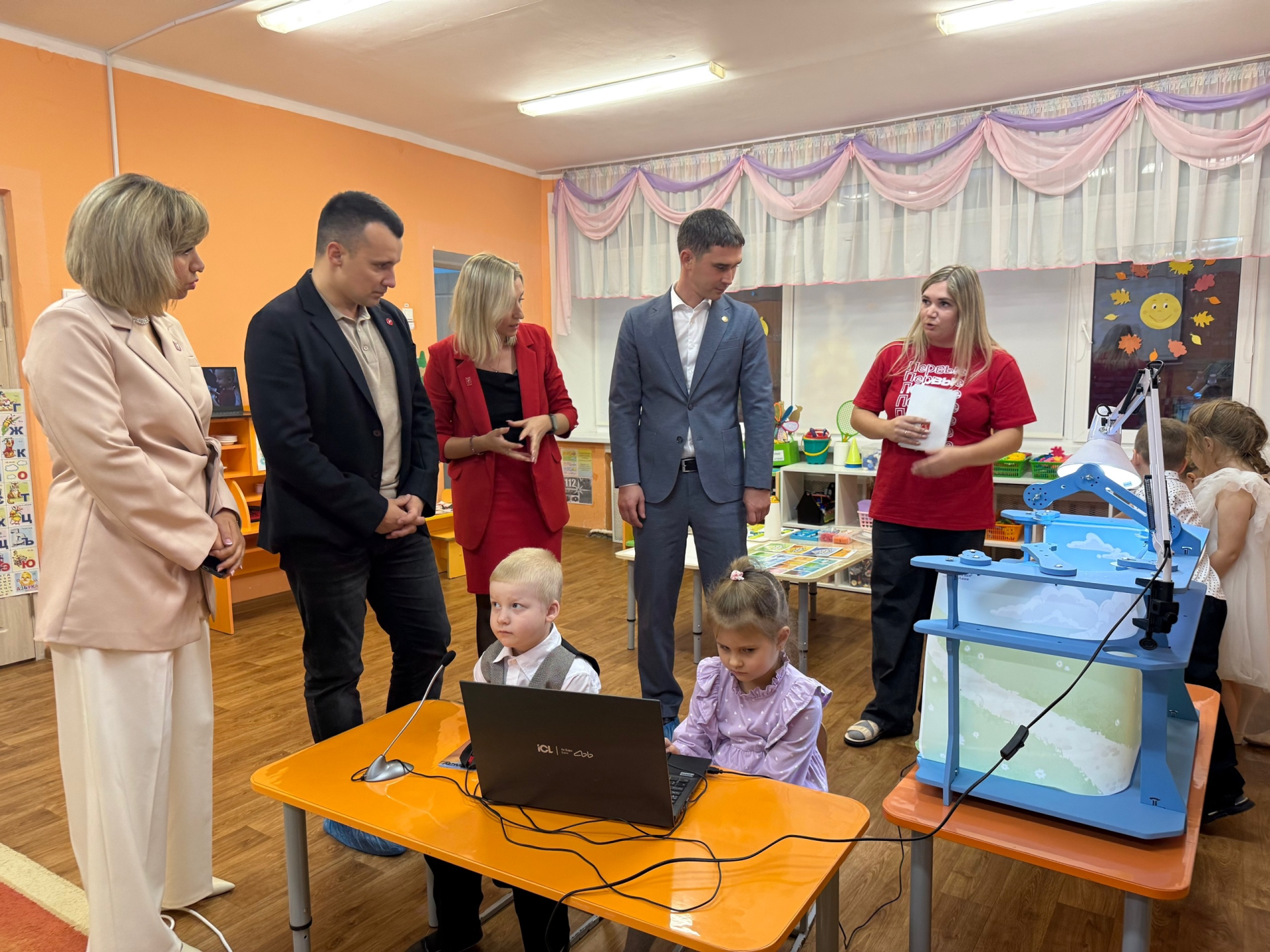Коллектив и воспитанники детского сада «Рябинушка» Менделеевска презентовали  детскую химическую лабораторию «НАХИМИЧИМ»