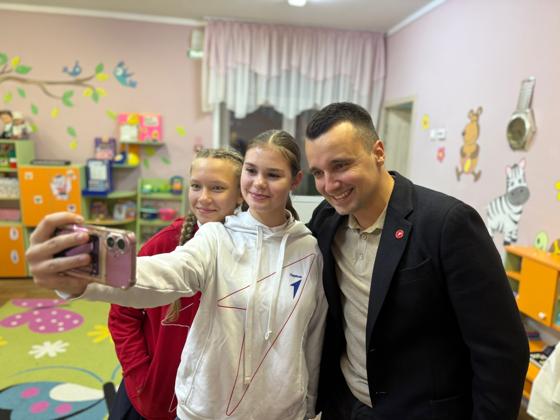 Коллектив и воспитанники детского сада «Рябинушка» Менделеевска презентовали  детскую химическую лабораторию «НАХИМИЧИМ»