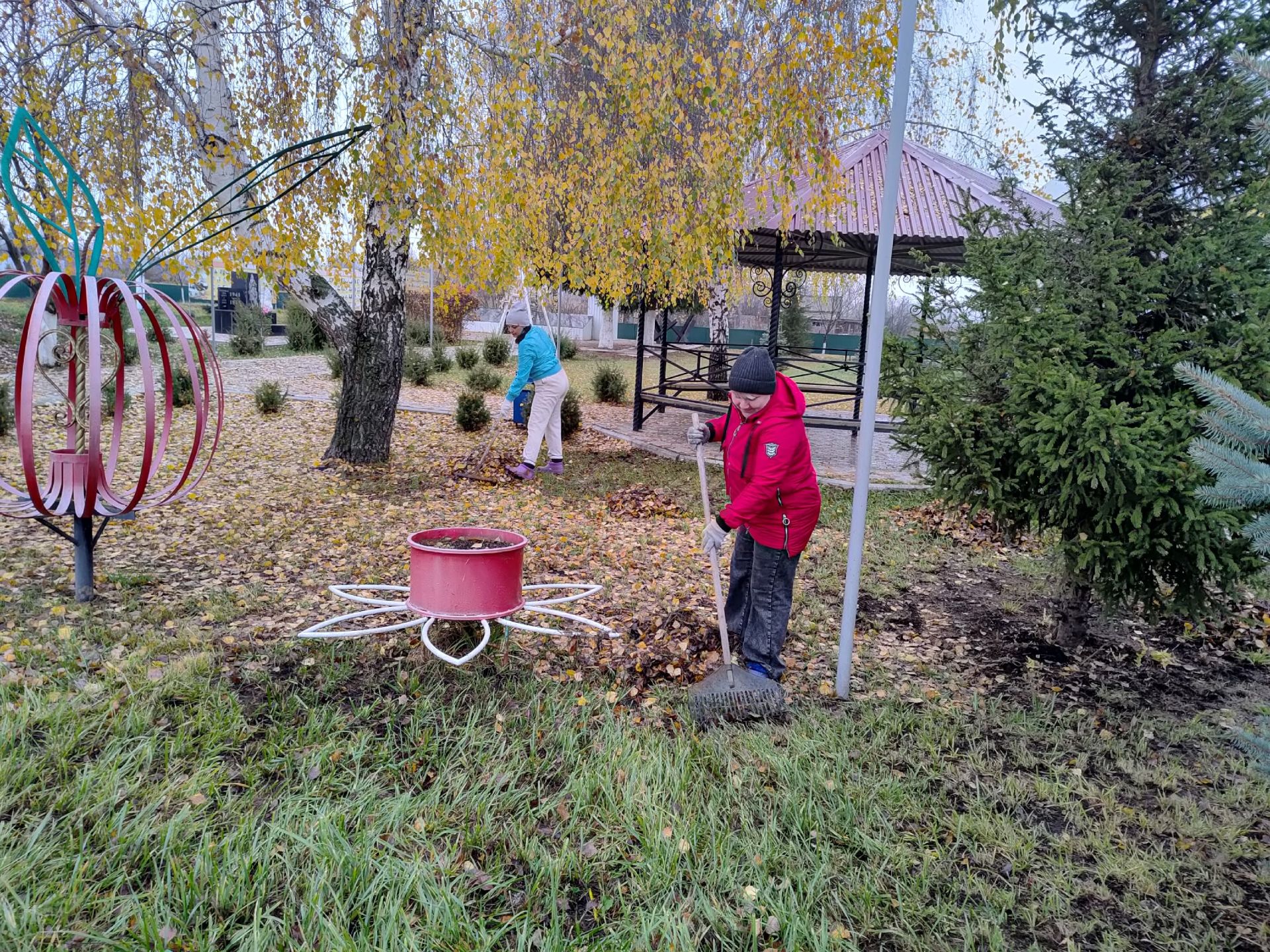Активные субботники продолжаются в Менделеевском районе