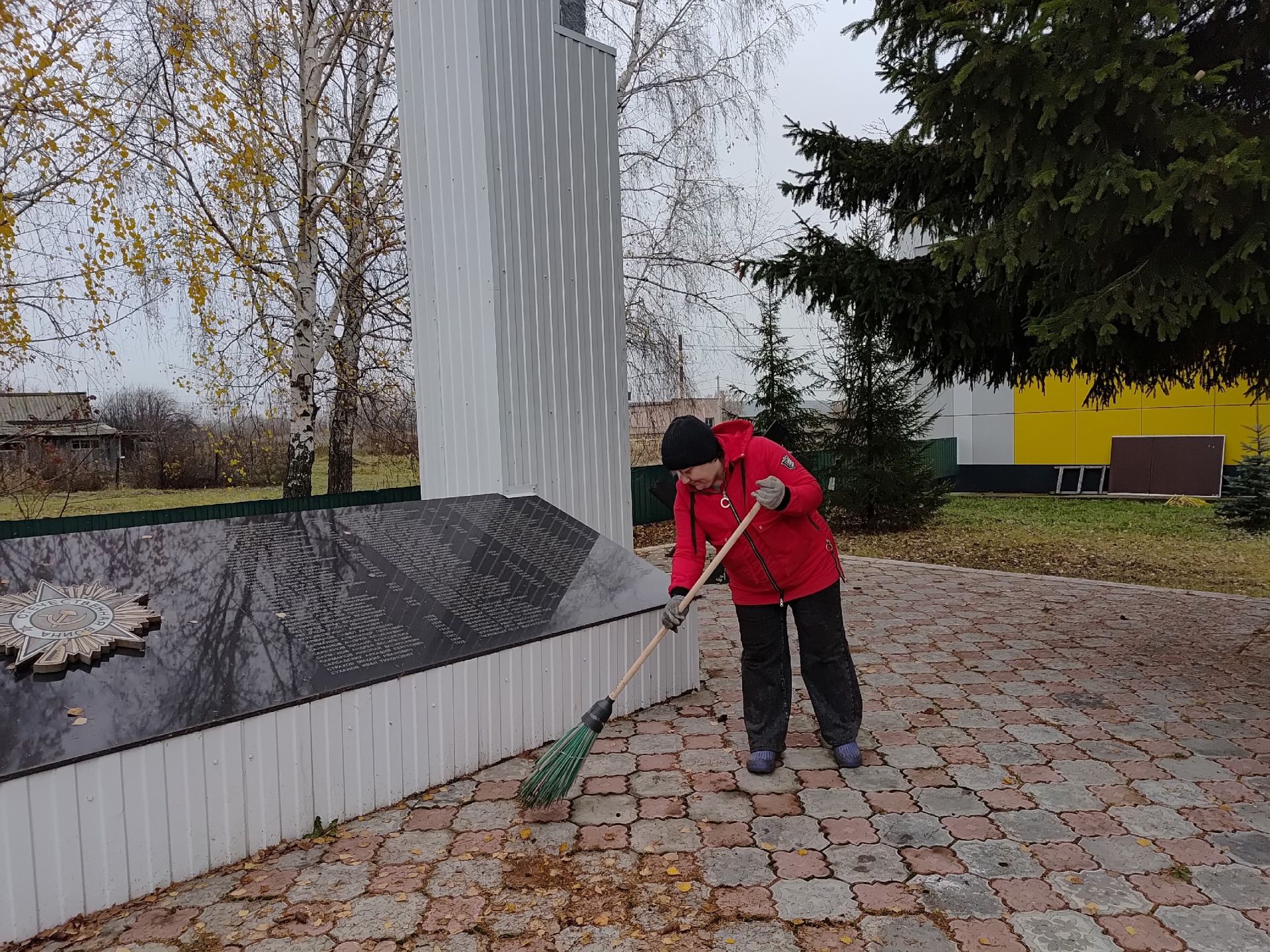 Активные субботники продолжаются в Менделеевском районе