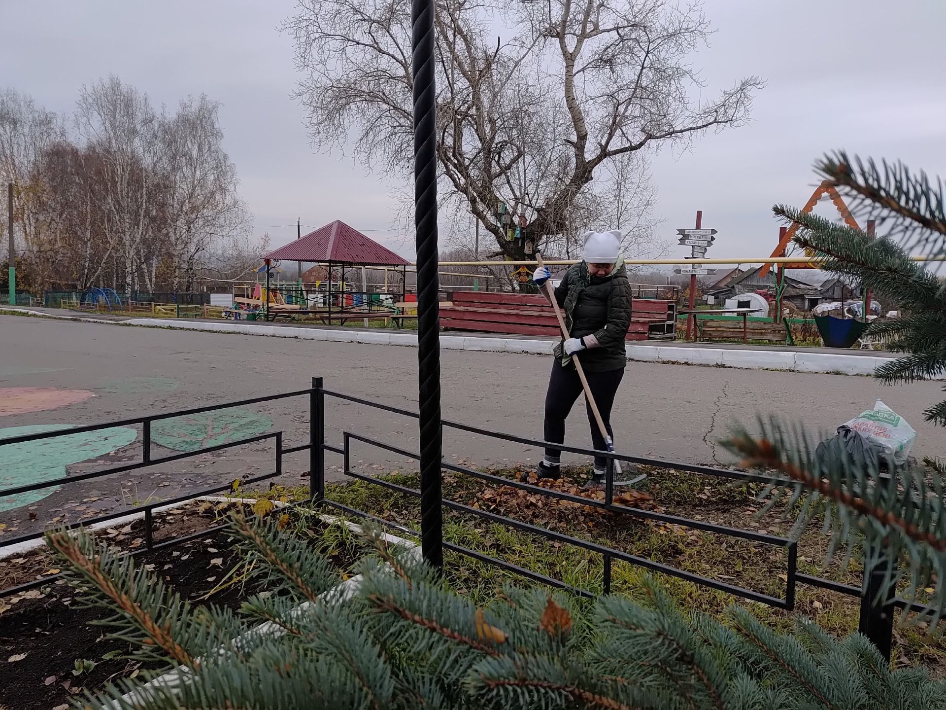 Активные субботники продолжаются в Менделеевском районе