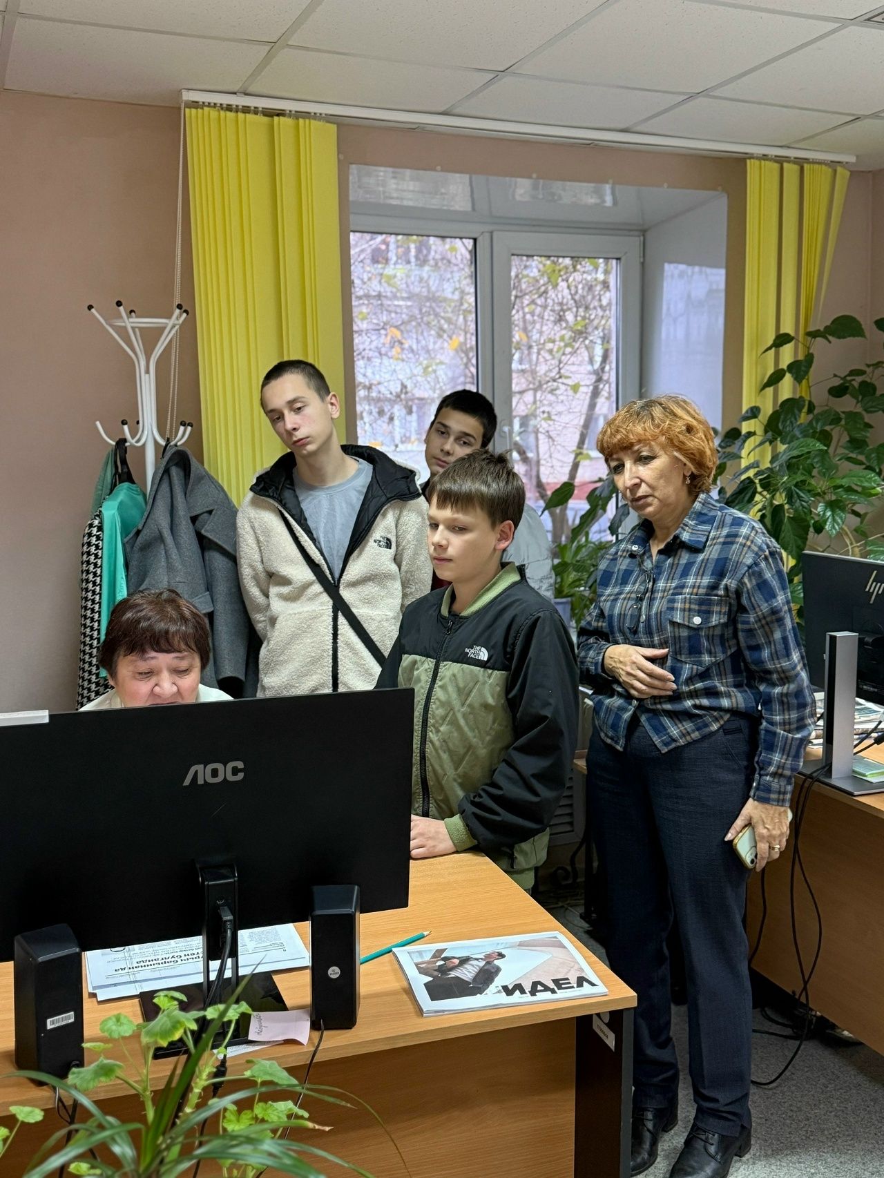 В гостях у журналистов: воспитанники приюта «Камские зори» Менделеевска заглянули в мир новостей