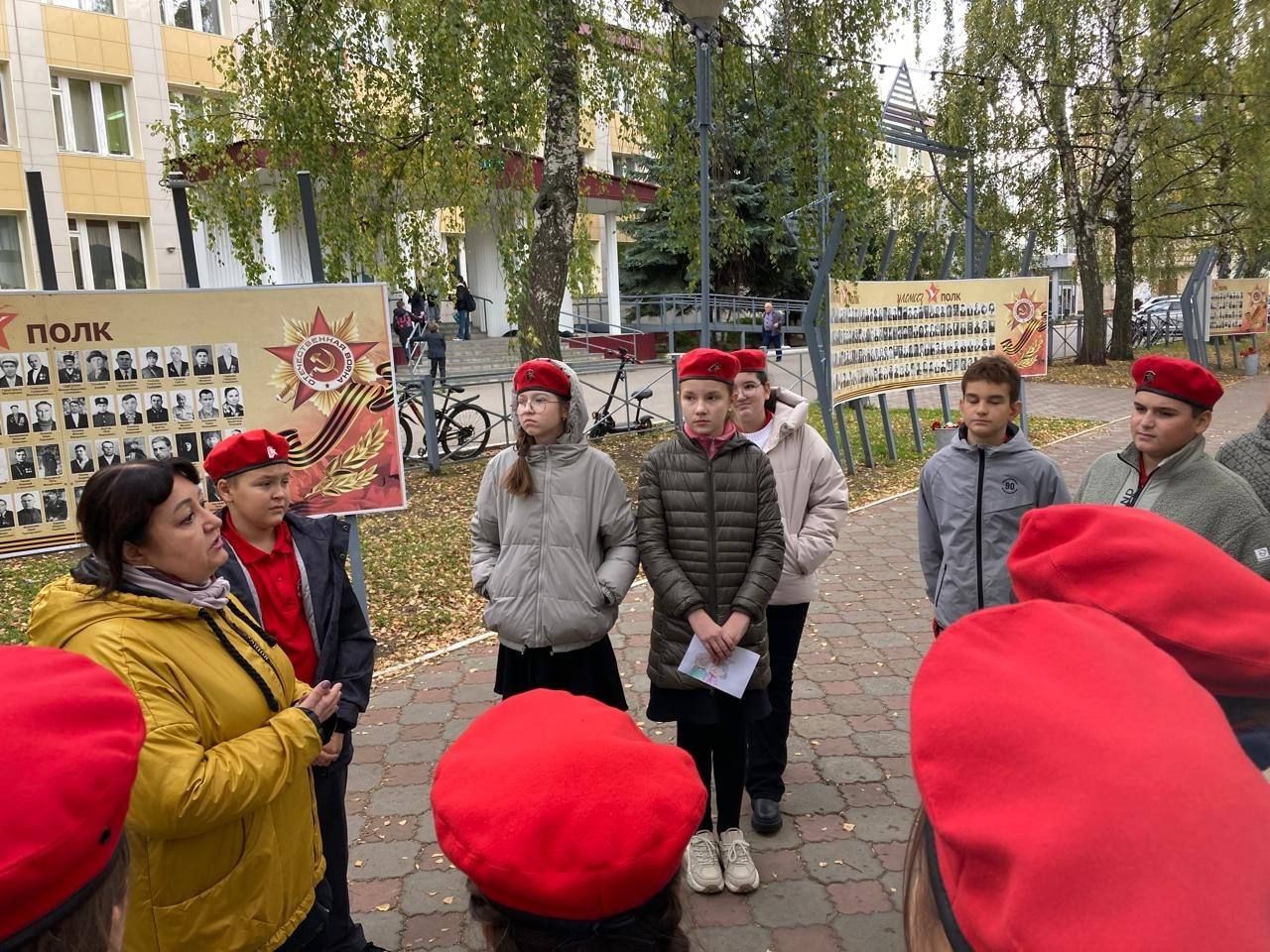 Юнармейцы  школы №1 Менделеевска  почтили память героев и поздравили пожилых жителей микрорайона