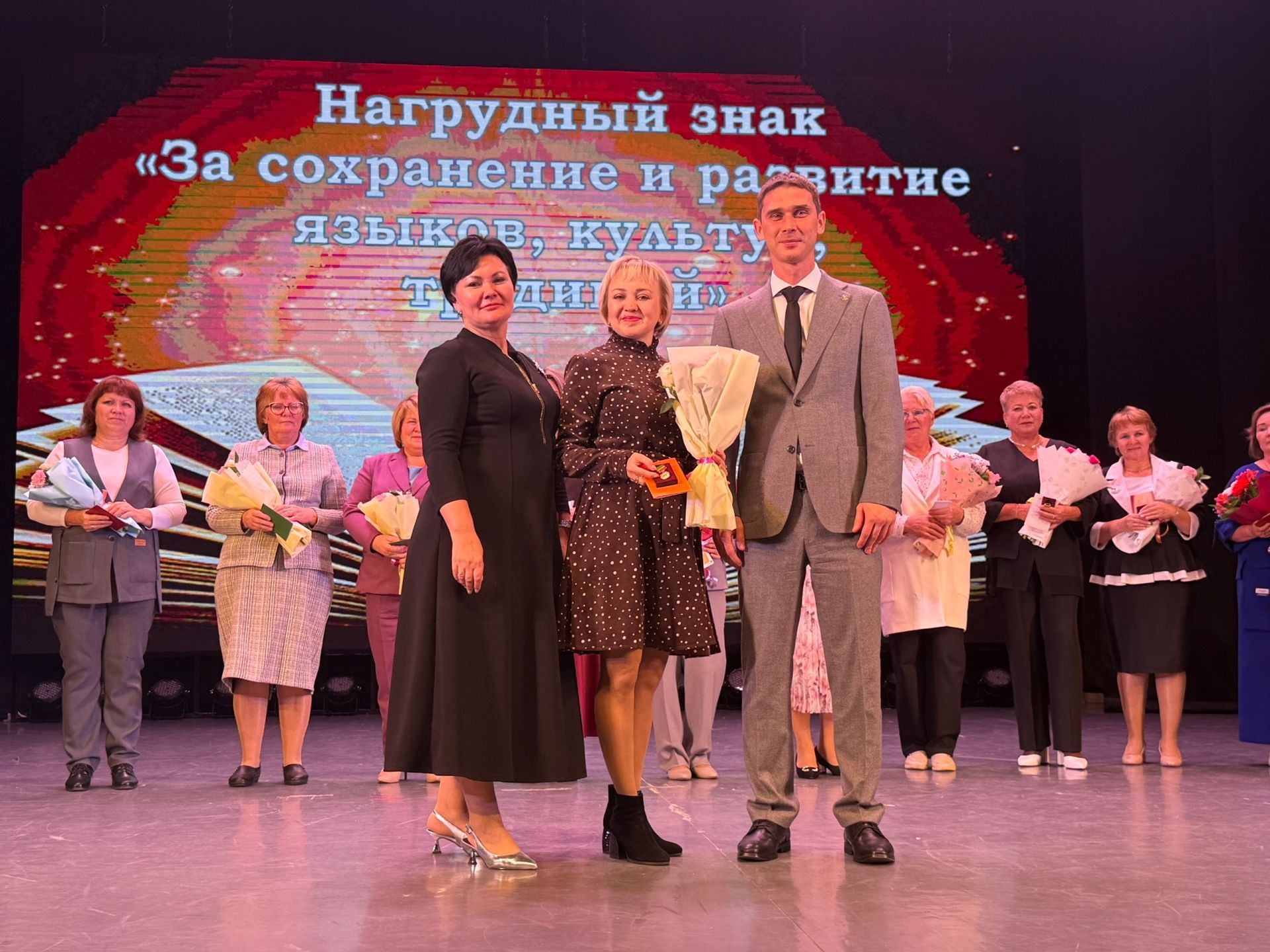 Педагогам Менделеевска вручили награды и подарили яркий концерт