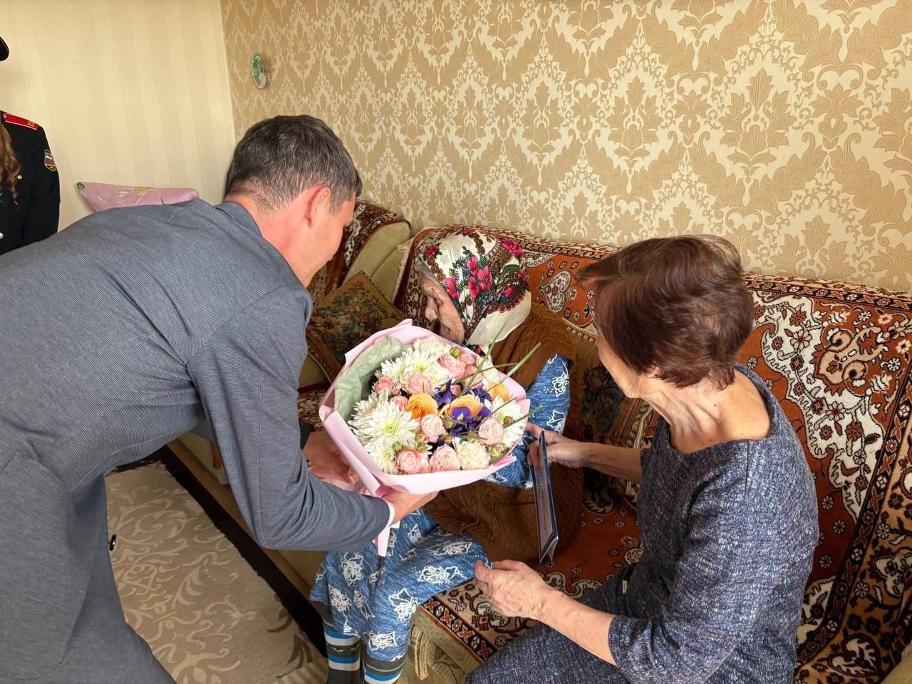 101 год мудрости и стойкости: в Менделеевске отпраздновали день рождения долгожительницы Ямили Хайретдиновой