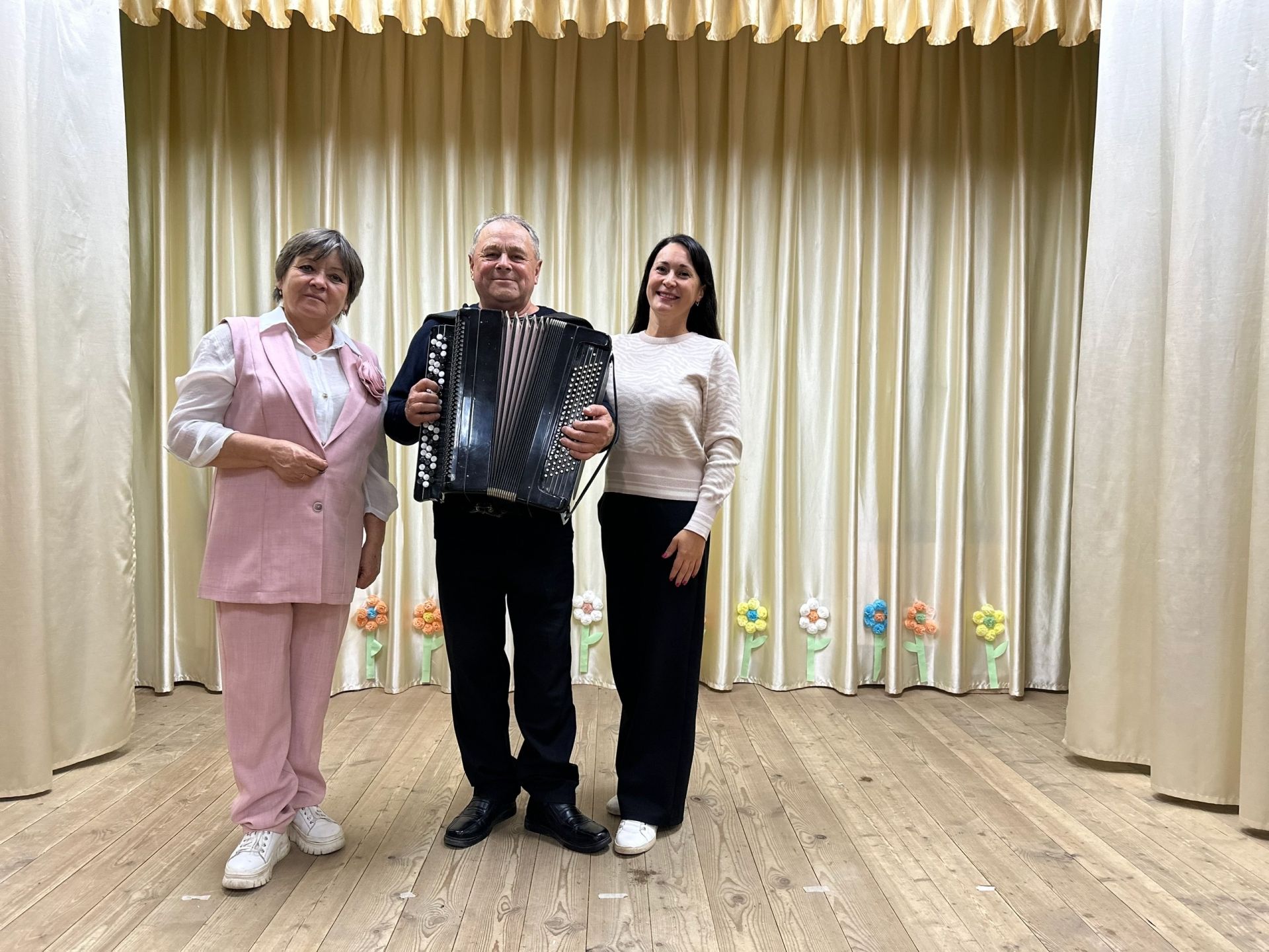 Тойгузинский народный театр «Дөрешкәй» отметил День пожилых людей праздником «День добра и уважения»