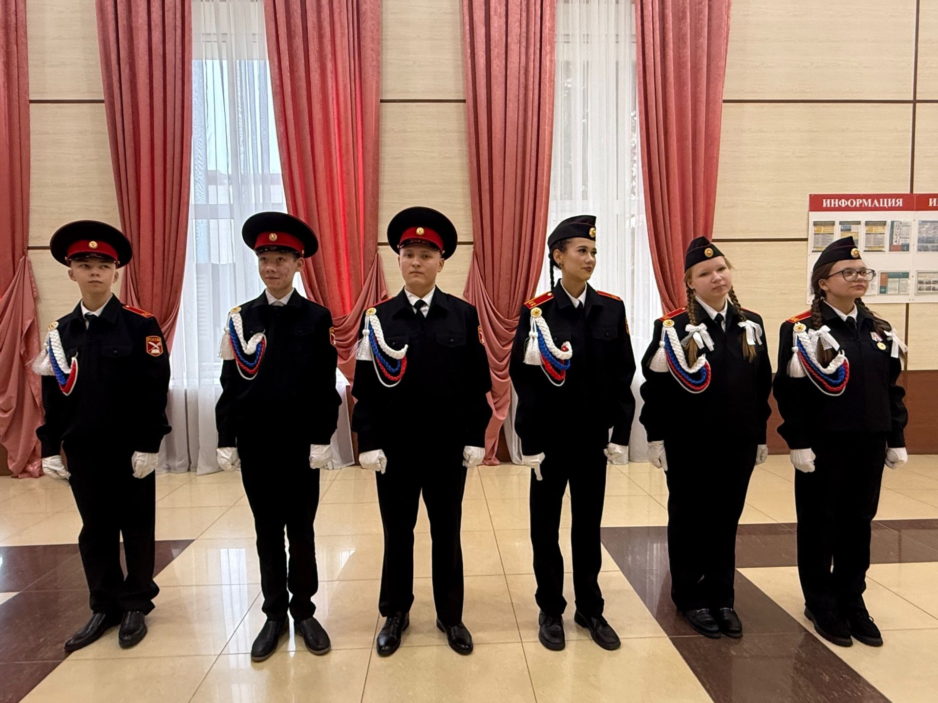 Педагогам Менделеевска вручили награды и подарили яркий концерт