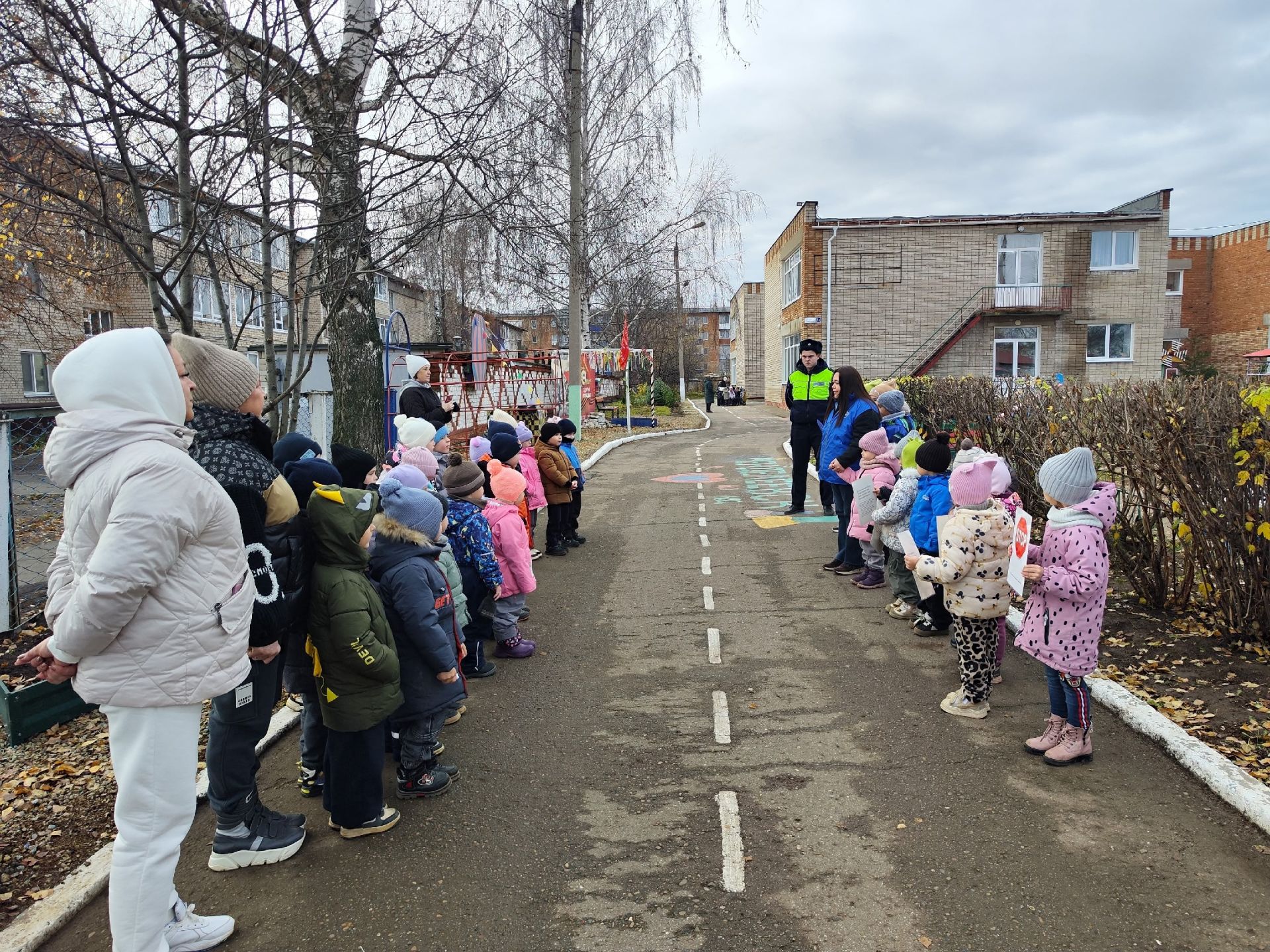 В Менделеевске прошла акция «Безопасный переход»: детям напомнили правила дорожного движения
