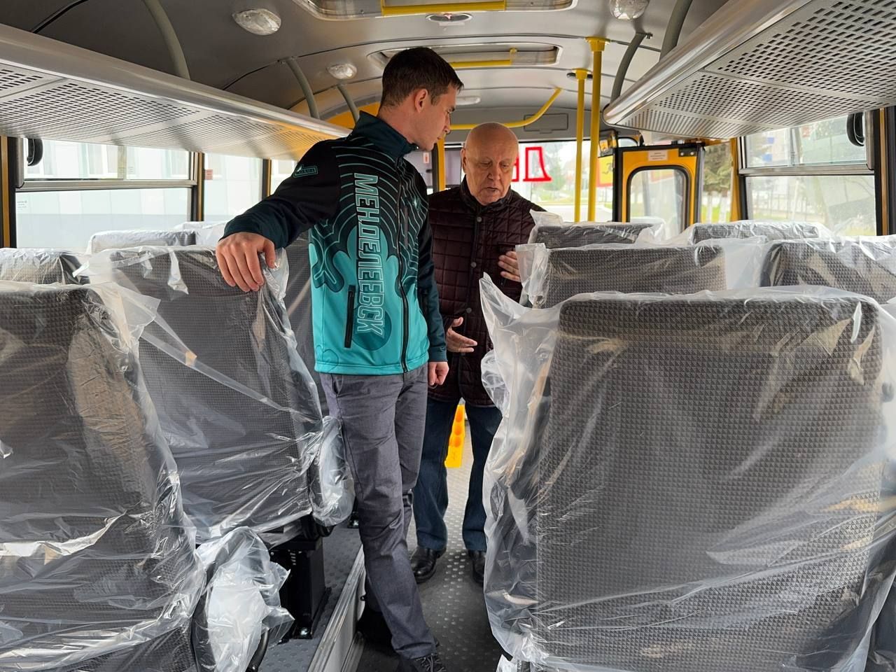 Управлению образования Менделеевска передали три новых школьных автобуса