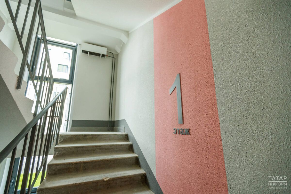 Штрафы до 15 000 рублей: почему нельзя хранить вещи в подъезде