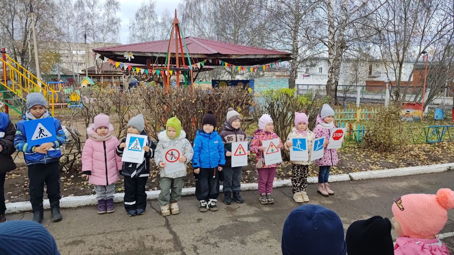 В Менделеевске прошла акция «Безопасный переход»: детям напомнили правила дорожного движения