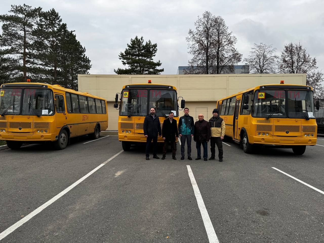 Управлению образования Менделеевска передали три новых школьных автобуса