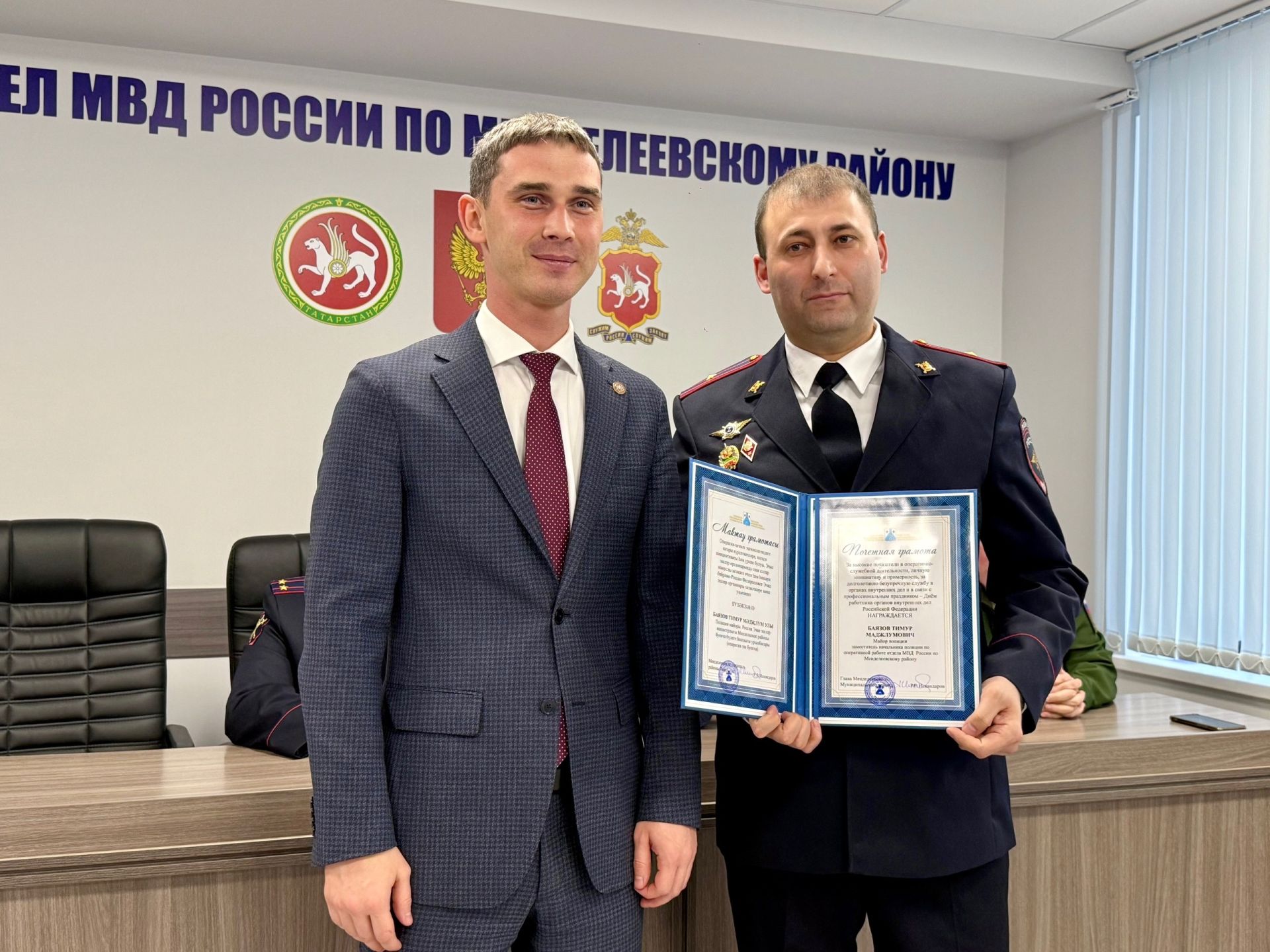 Сотрудникам полиции Менделеевска в профессиональный праздник вручили заслуженные награды