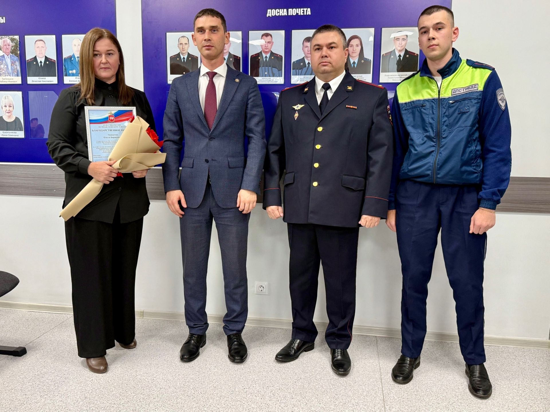 Сотрудникам полиции Менделеевска в профессиональный праздник вручили заслуженные награды
