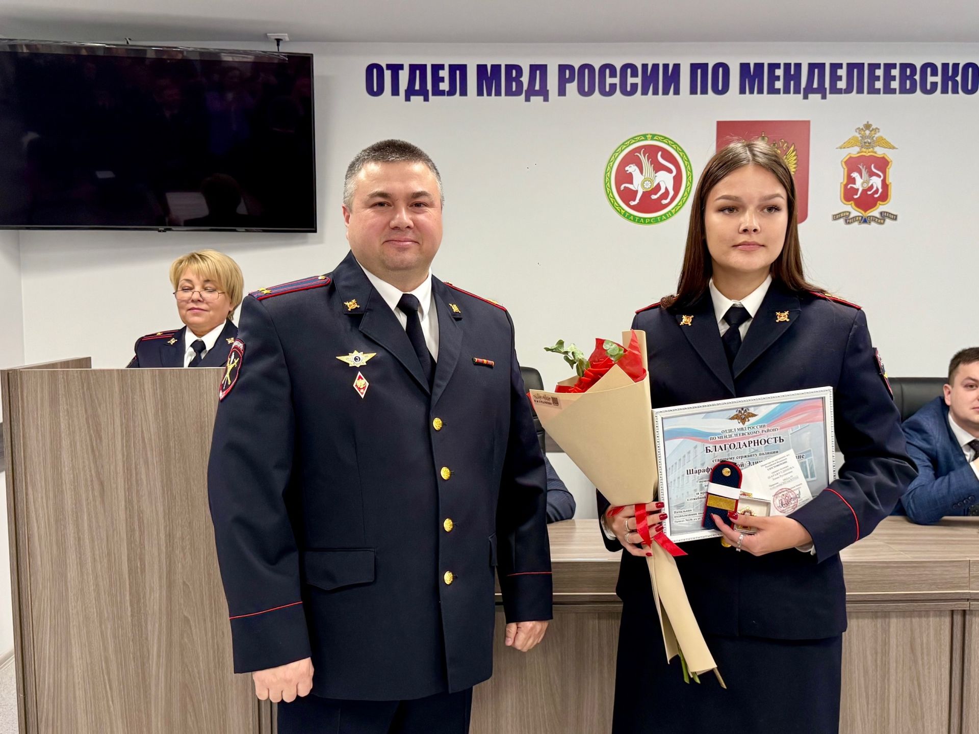 Сотрудникам полиции Менделеевска в профессиональный праздник вручили заслуженные награды