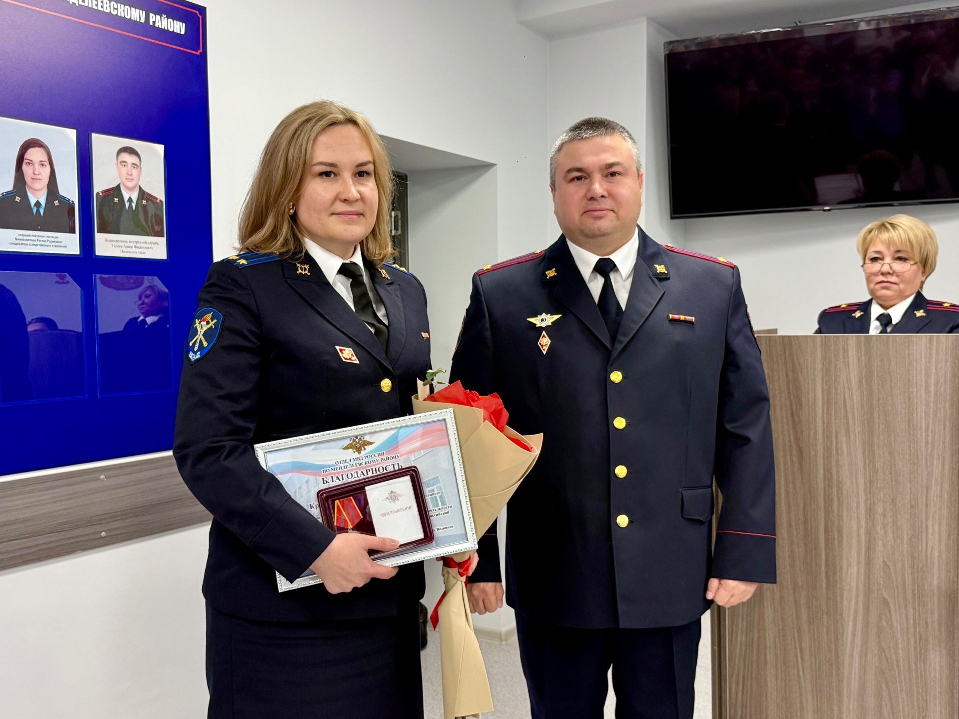 Сотрудникам полиции Менделеевска в профессиональный праздник вручили заслуженные награды