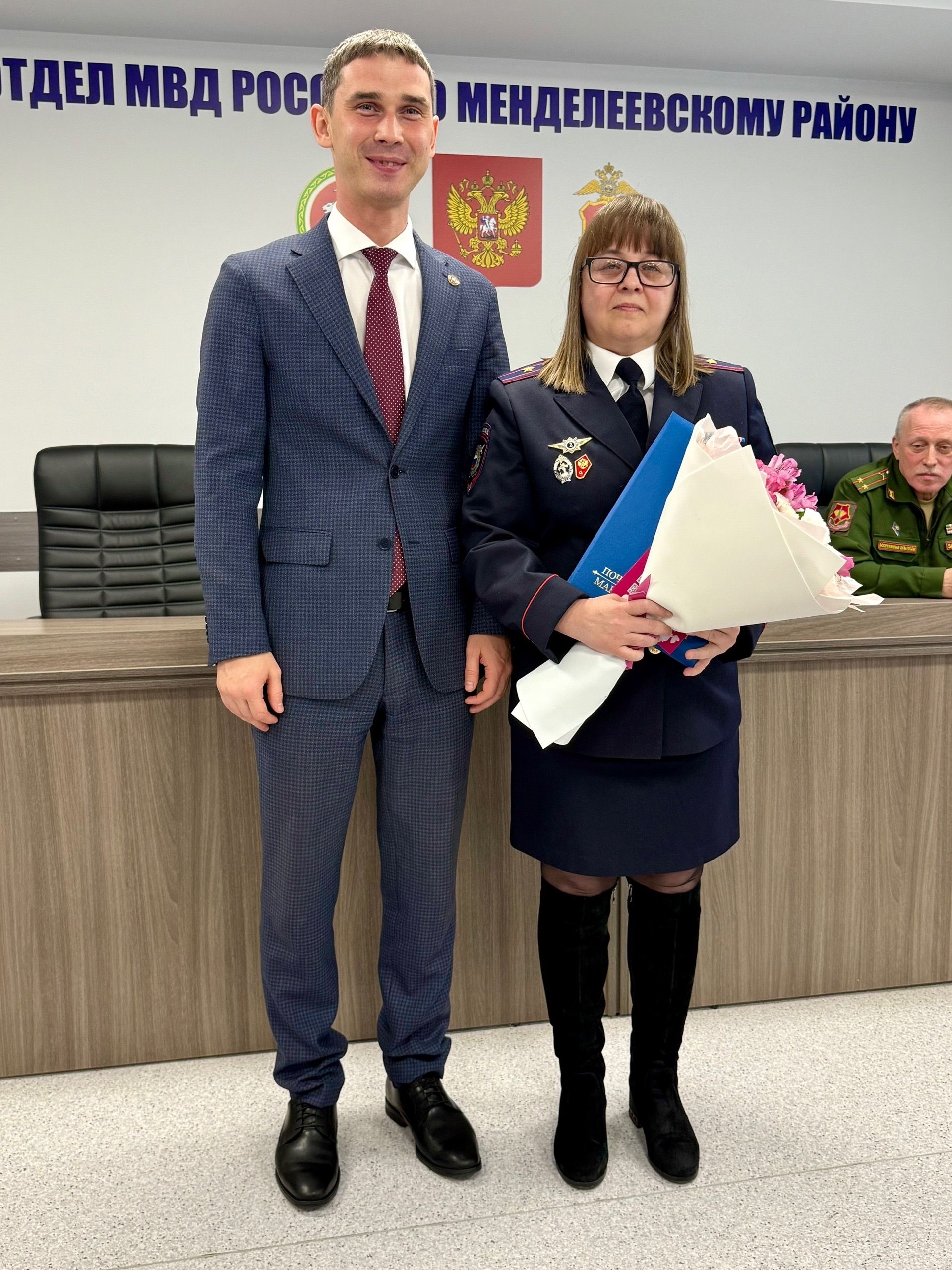 Сотрудникам полиции Менделеевска в профессиональный праздник вручили заслуженные награды