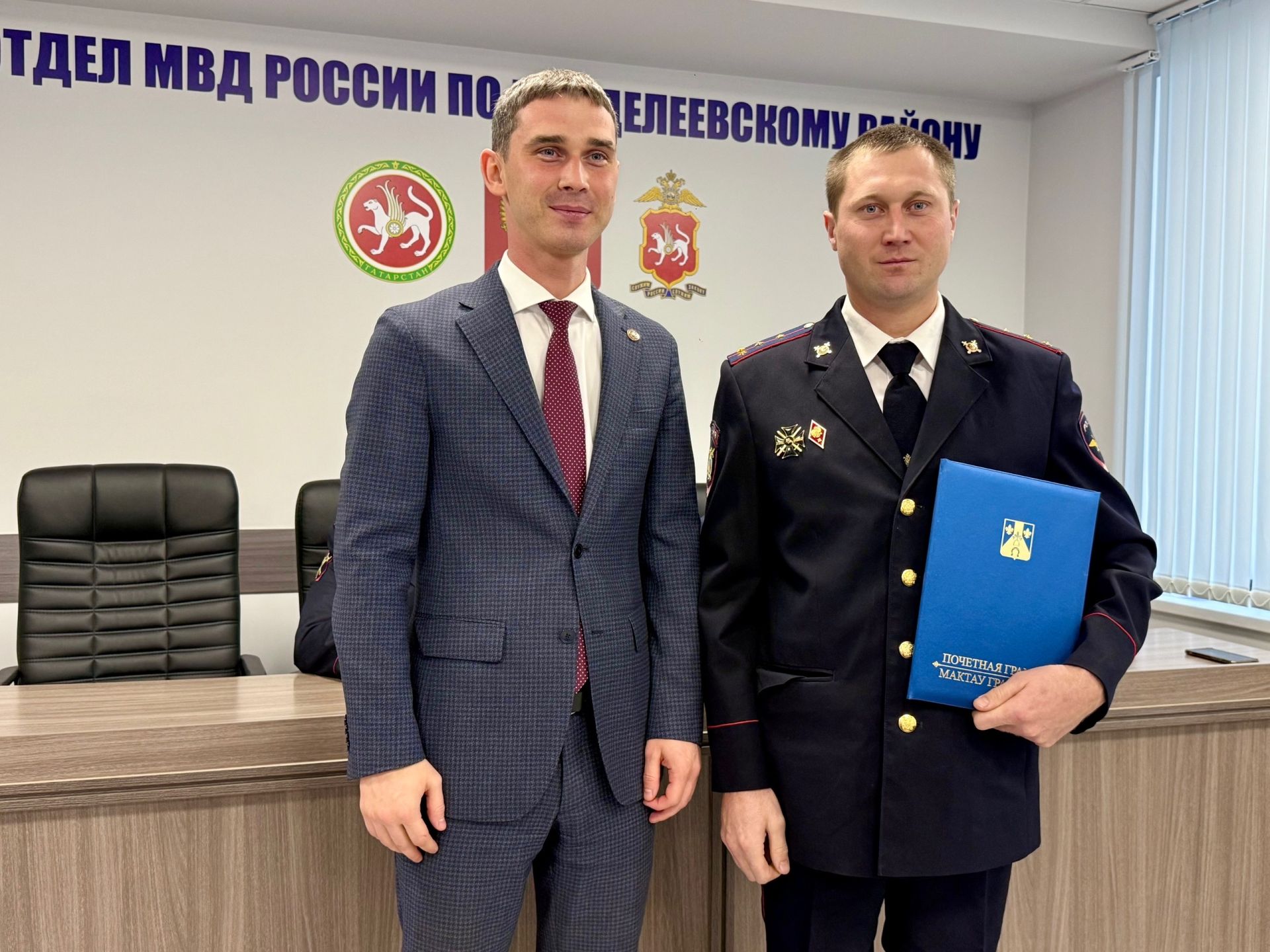 Сотрудникам полиции Менделеевска в профессиональный праздник вручили заслуженные награды
