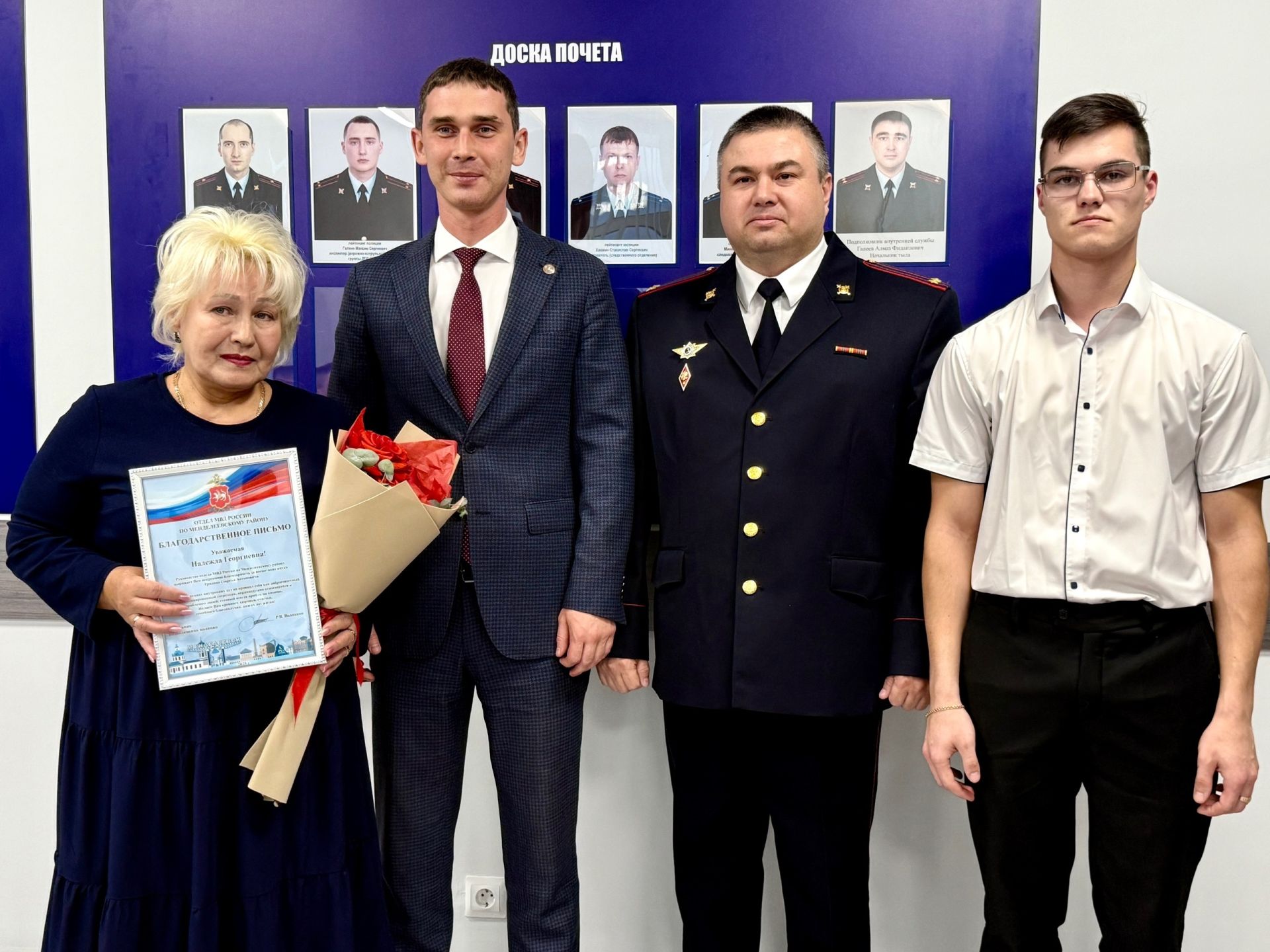 Сотрудникам полиции Менделеевска в профессиональный праздник вручили заслуженные награды