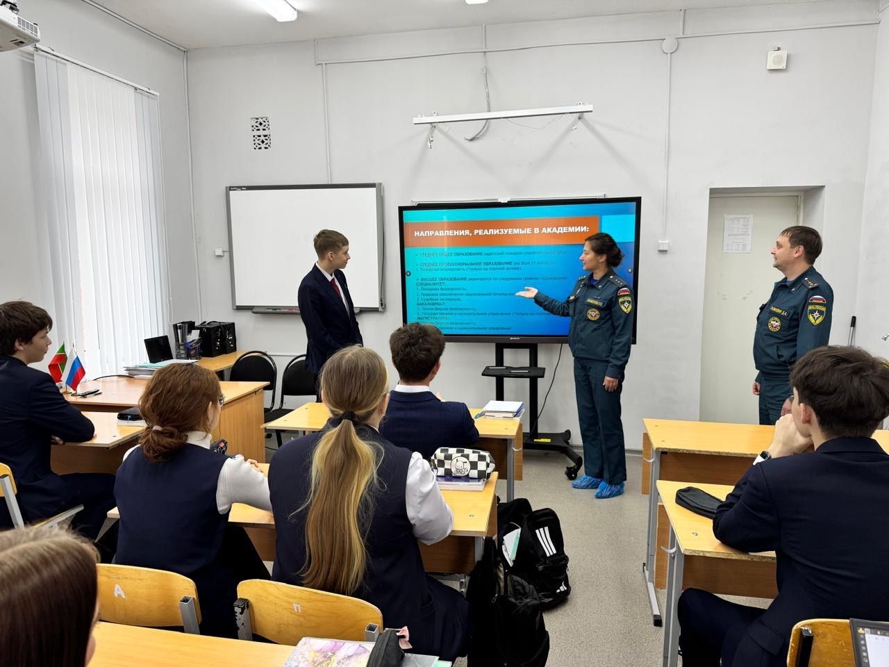 Школьникам Менделеевска рассказали о вузах МЧС России