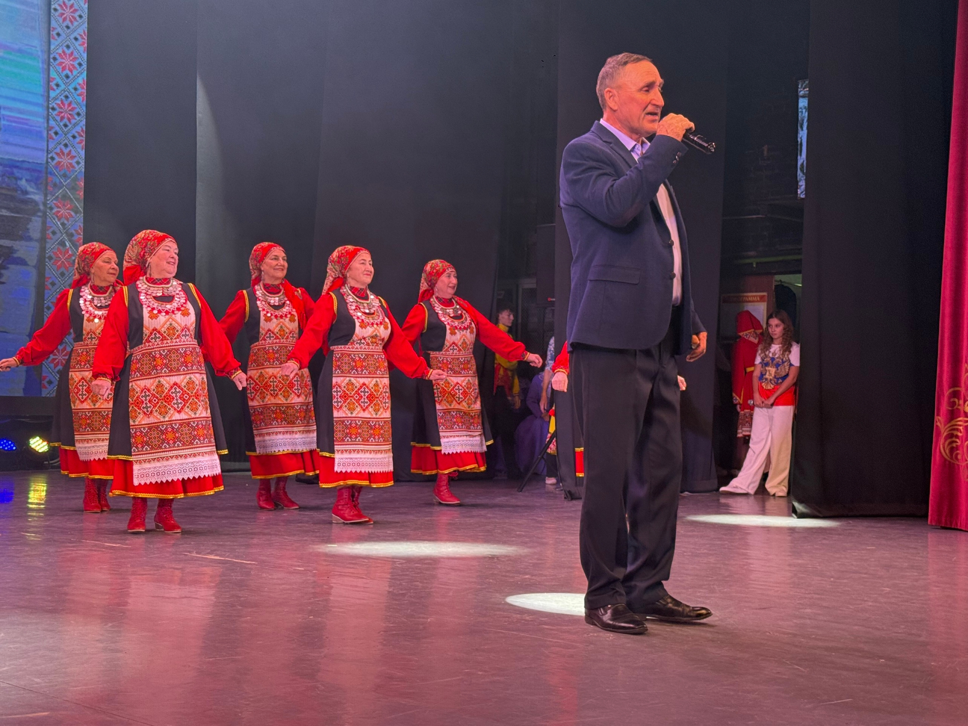 В Менделеевске состоялся праздник души — творческий вечер заслуженного работника культуры Татарстана Виктора Никифорова