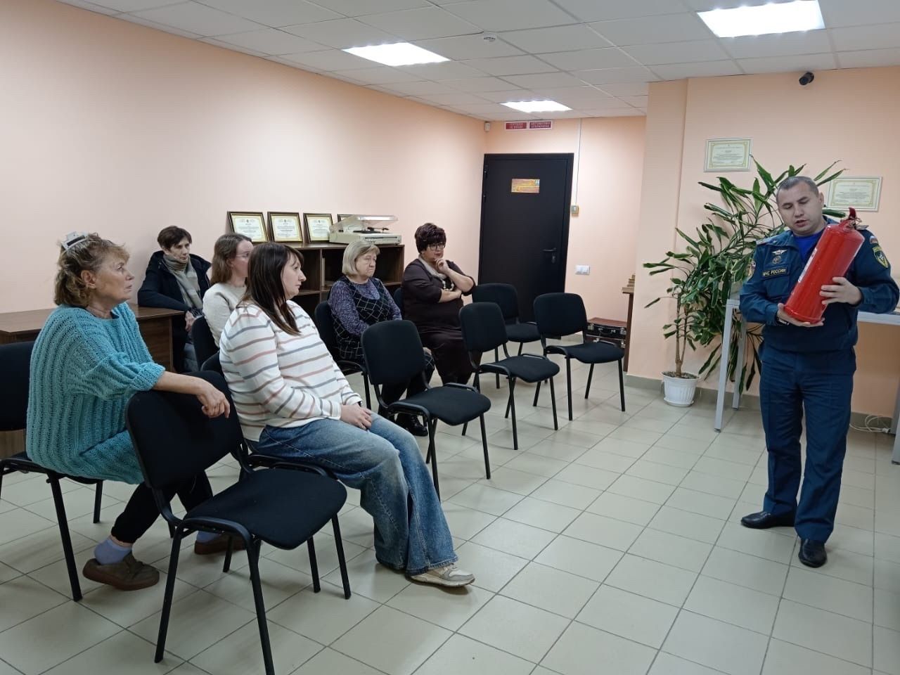 Пожарные учения в архиве Менделеевска: МЧС отработало эвакуацию и научило сотрудников пользоваться огнетушителями