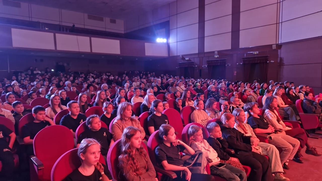 Патриотический спектакль «Дороги Победы» покорил менделеевцев