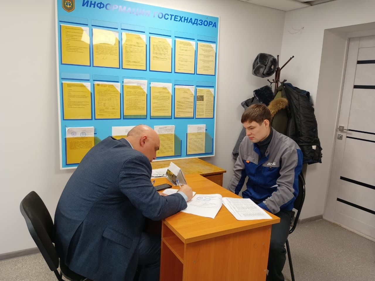 В Менделеевске провели личный приём граждан по вопросам регистрации тракторов и замены удостоверений
