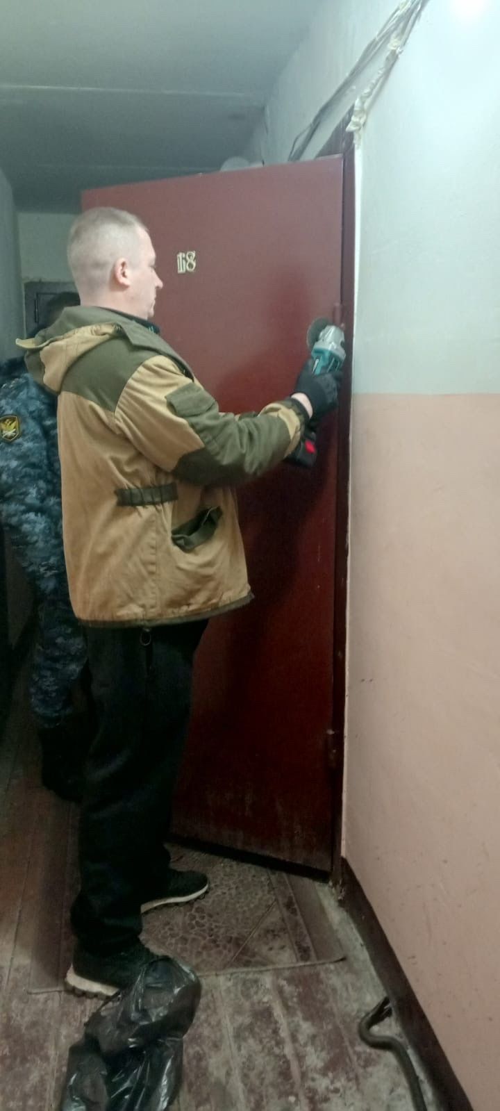 Судебные приставы выселили должника из квартиры в Менделеевске