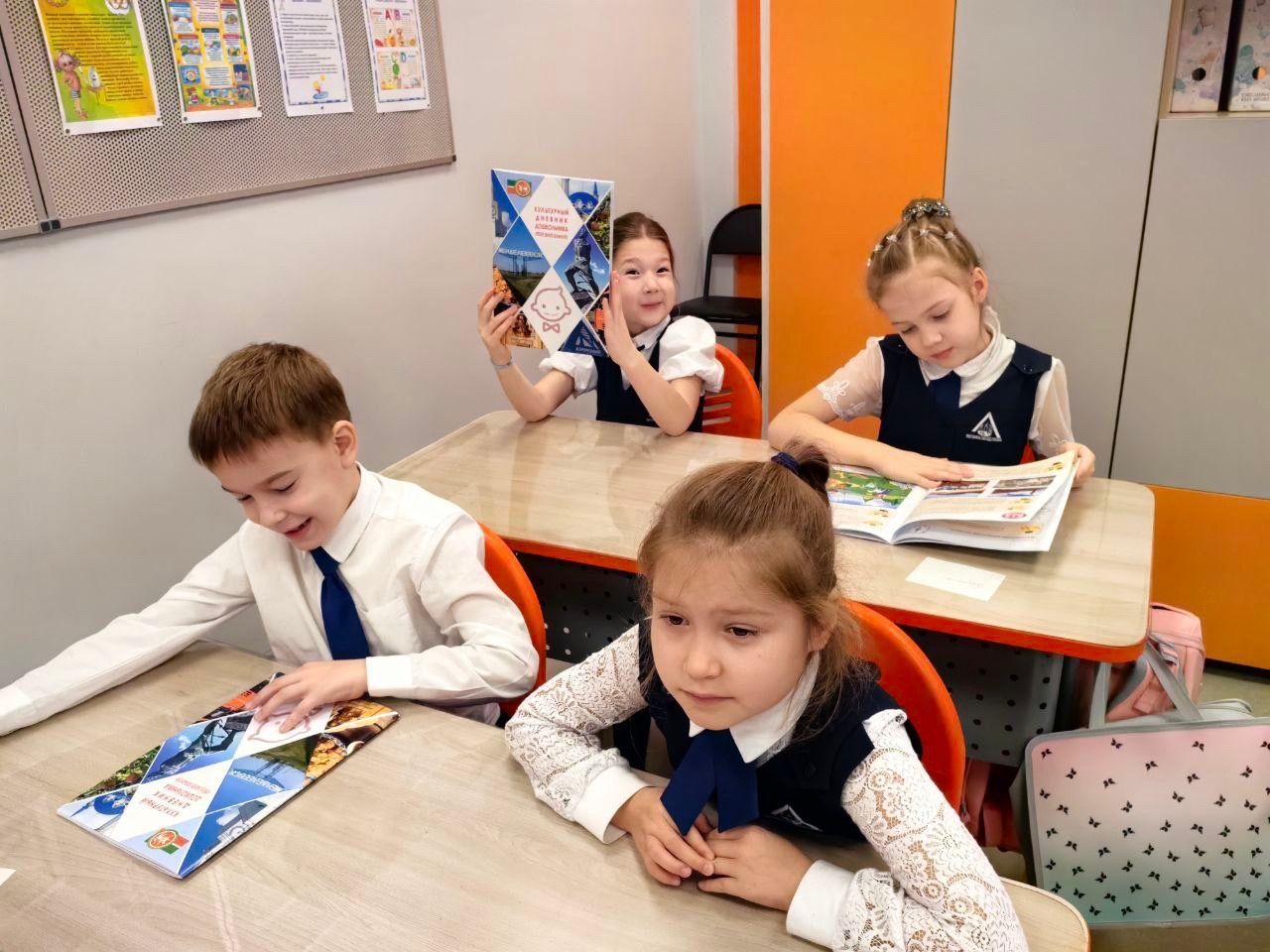 Детский сад «Маленький гений» Менделеевска подарил первоклассникам лицея пособия по татарскому языку и культуре