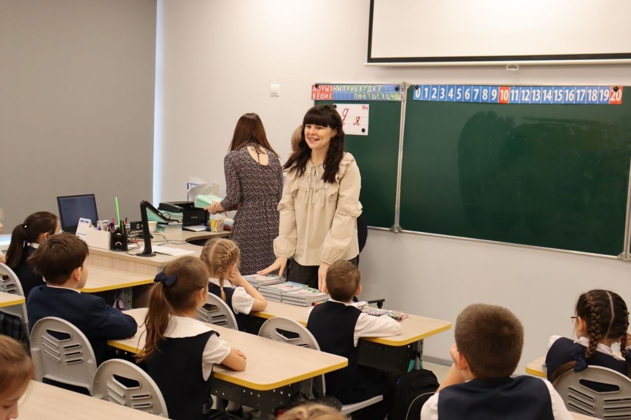 Детский сад «Маленький гений» Менделеевска подарил первоклассникам лицея пособия по татарскому языку и культуре