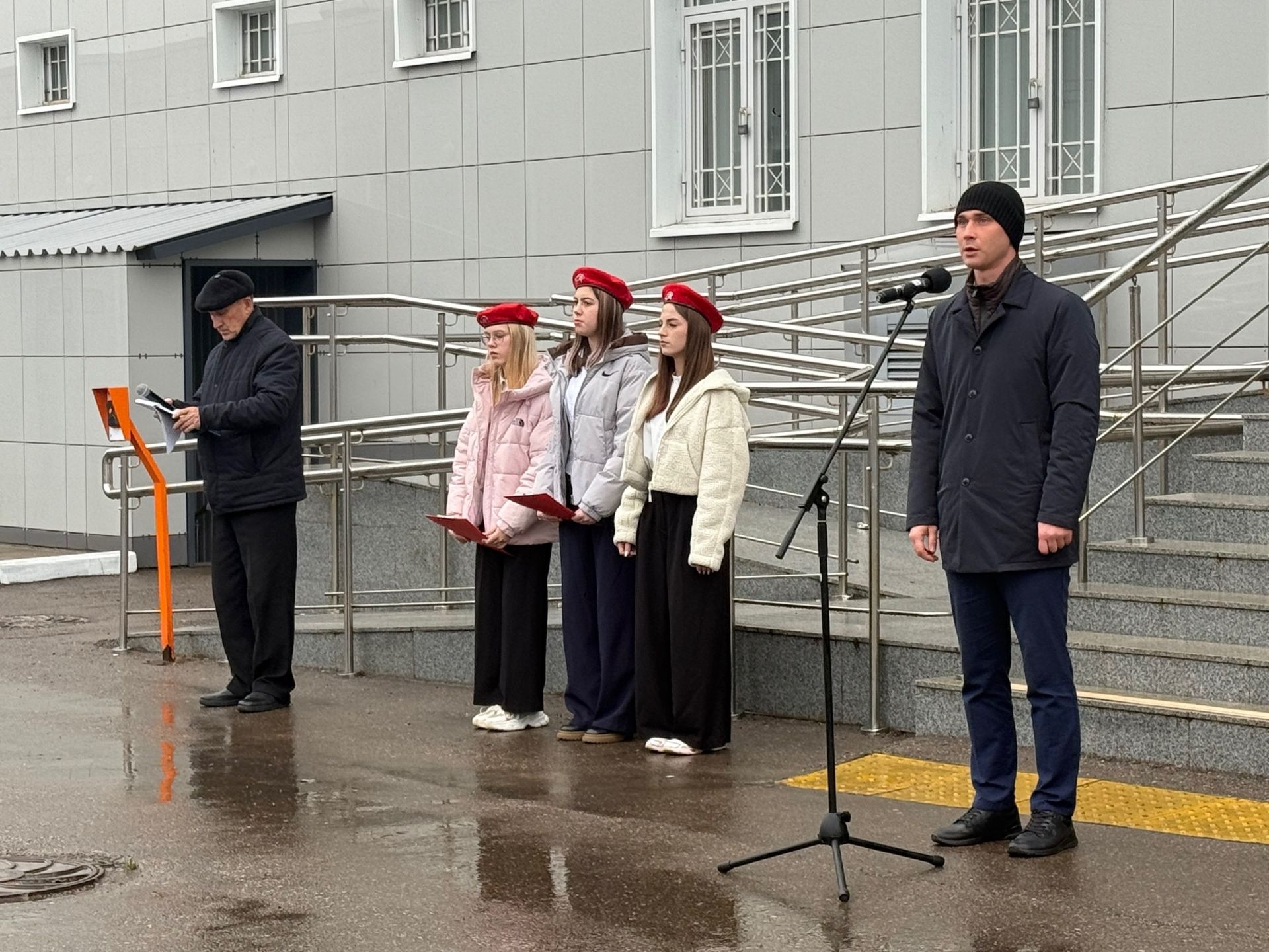 День памяти погибших сотрудников МВД в Менделеевске: митинг, возложение цветов и слова благодарности